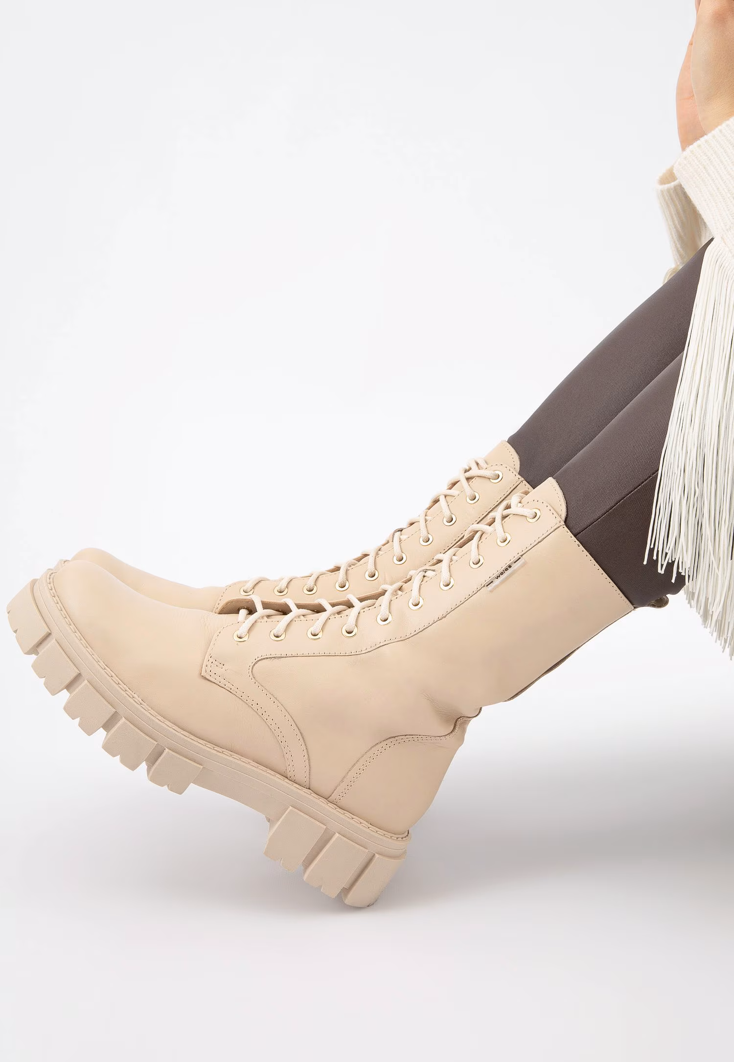 Wysokie beżowe trzewiki damskie typu bikery