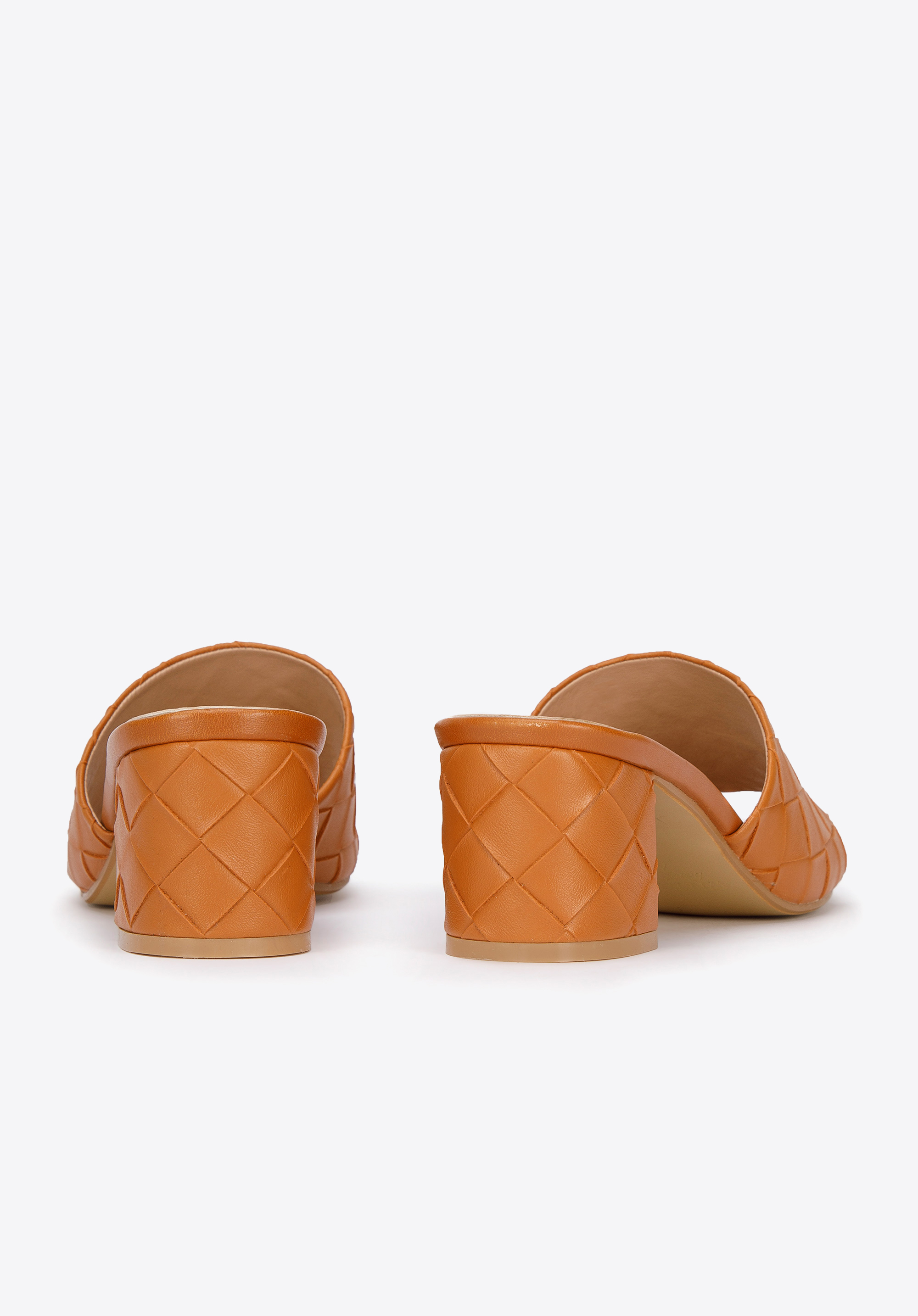 Damskie klapki z plecionej ekoskóry na słupku