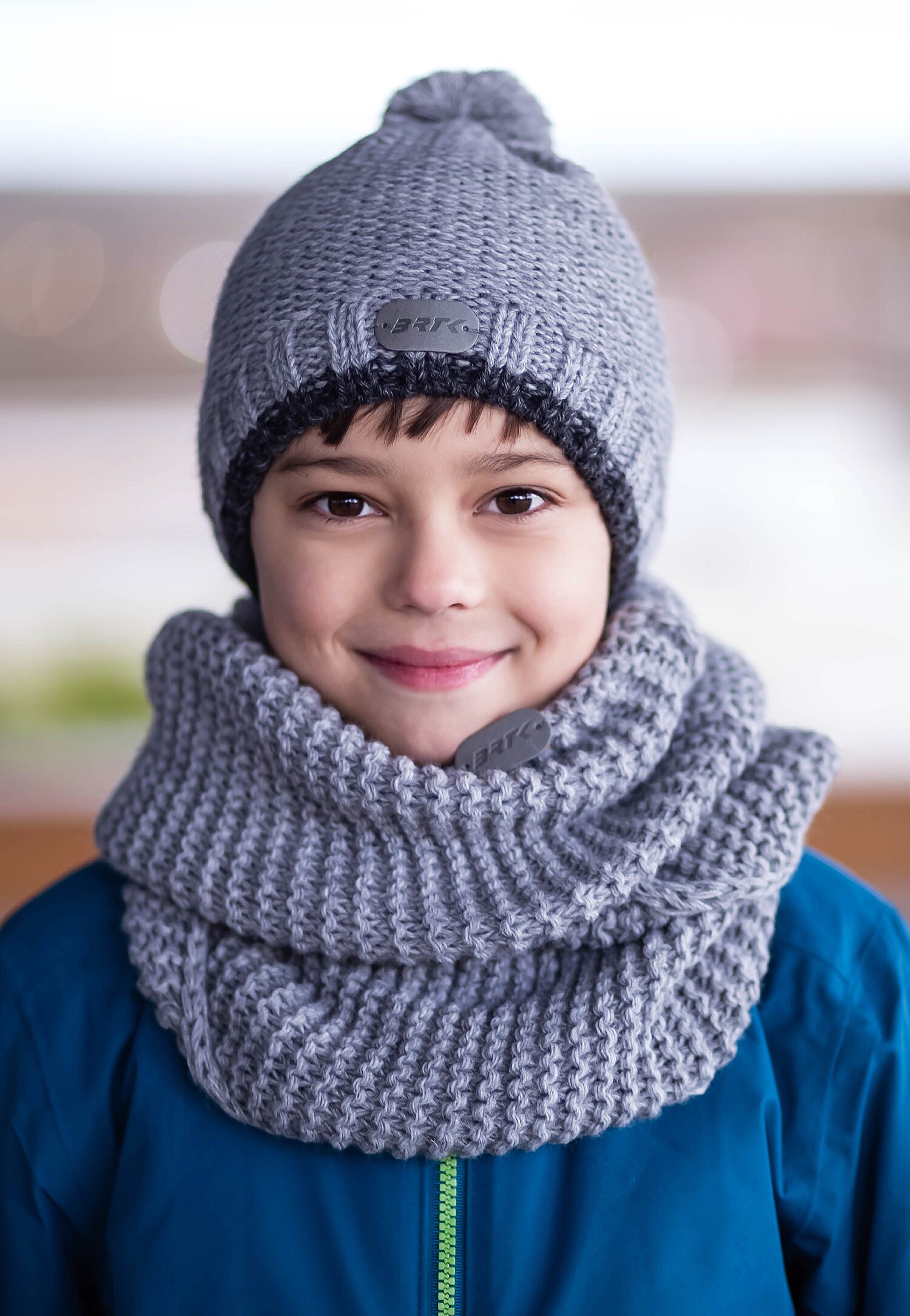 Popielaty zestaw dziecięcy BARTEK czapka z odblaskowym pomponem + komin 8560580