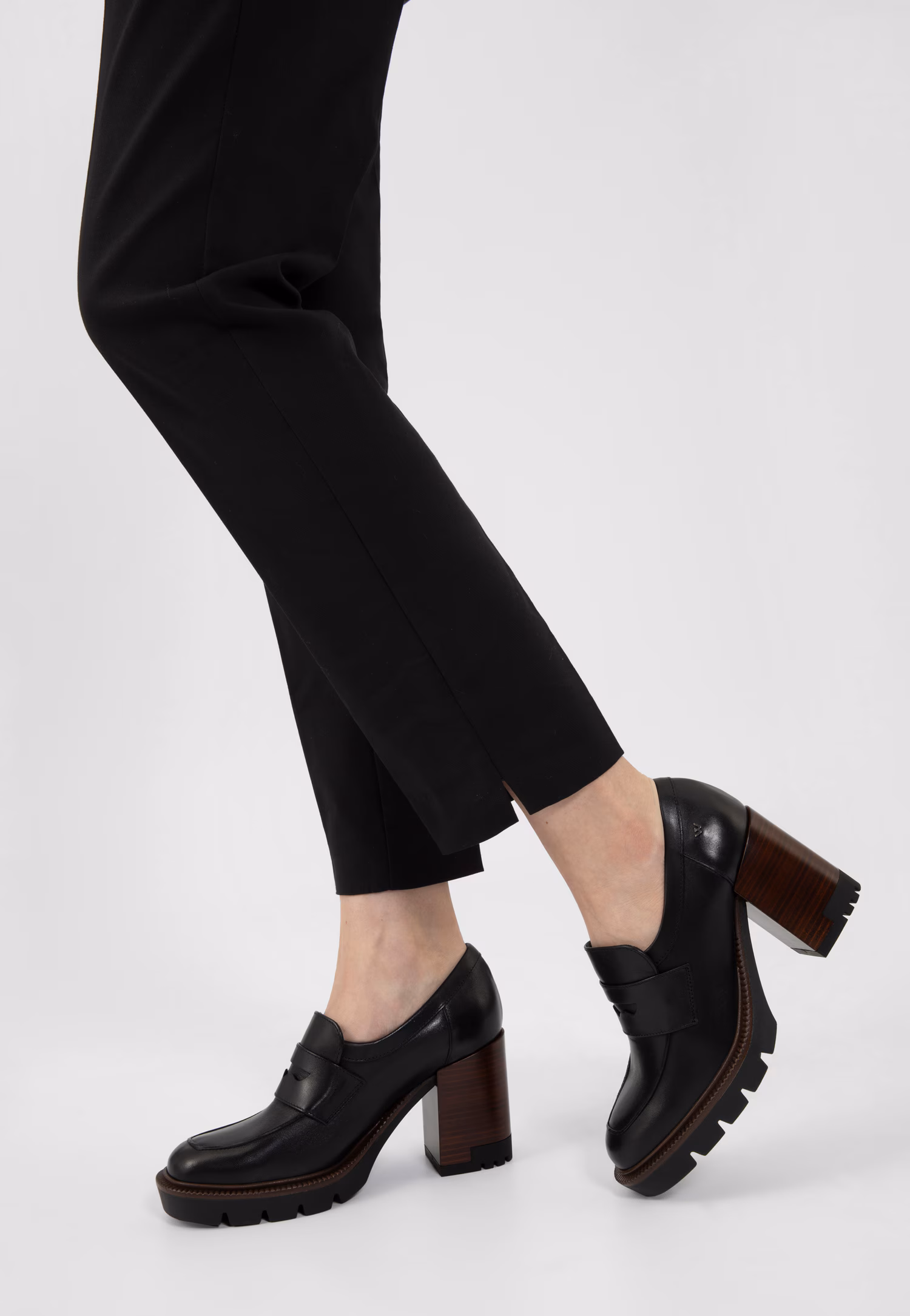 Czarne mokasyny damskie na wysokim obcasie i podeszwie z bieżnikiem