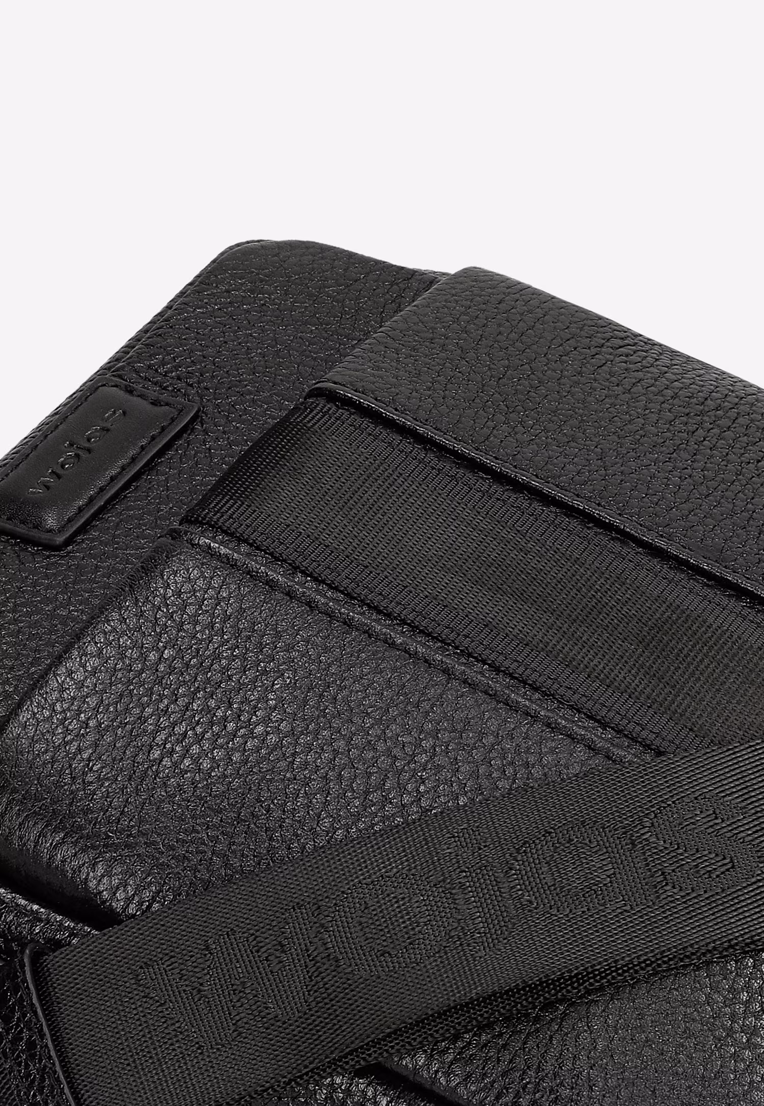 Czarna skórzana torba męska z materiałowym paskiem