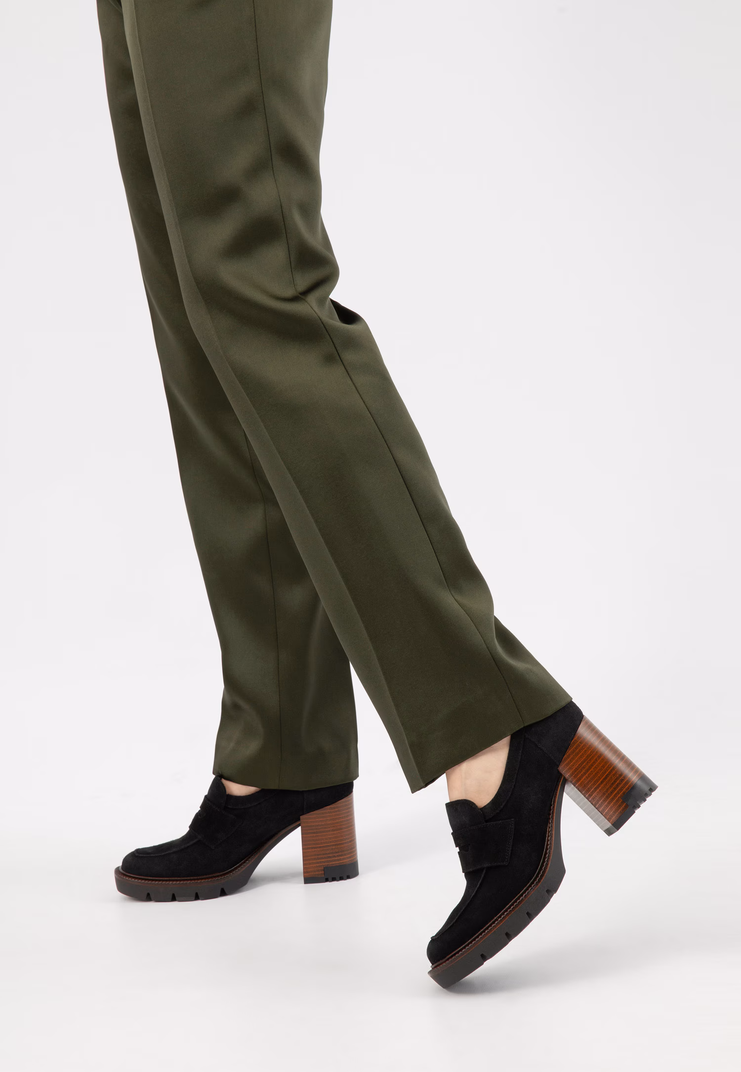 Czarne mokasyny damskie na wysokim obcasie i podeszwie z bieżnikiem