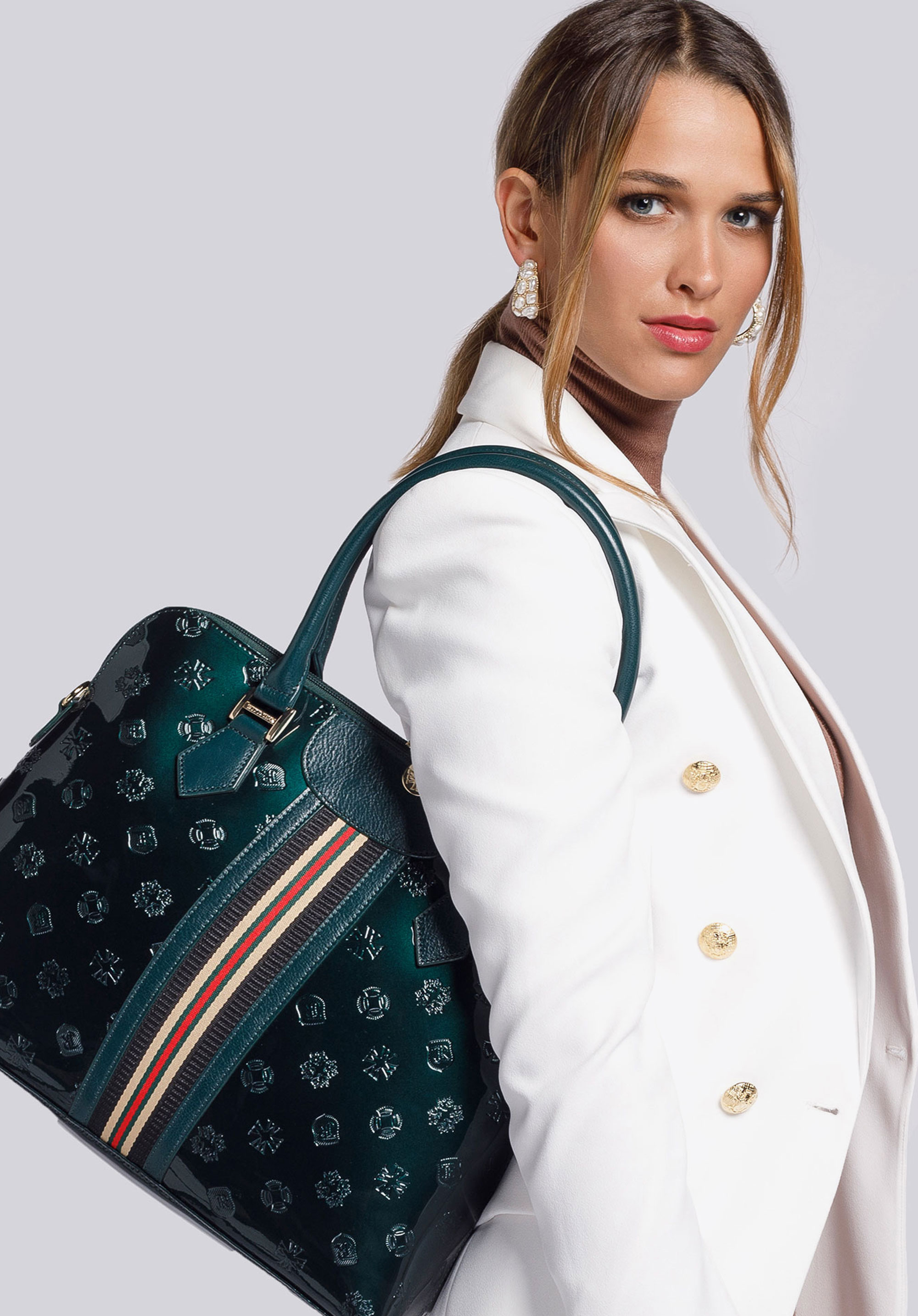 Kuferek lakierowany z tłoczeniami i tasiemką