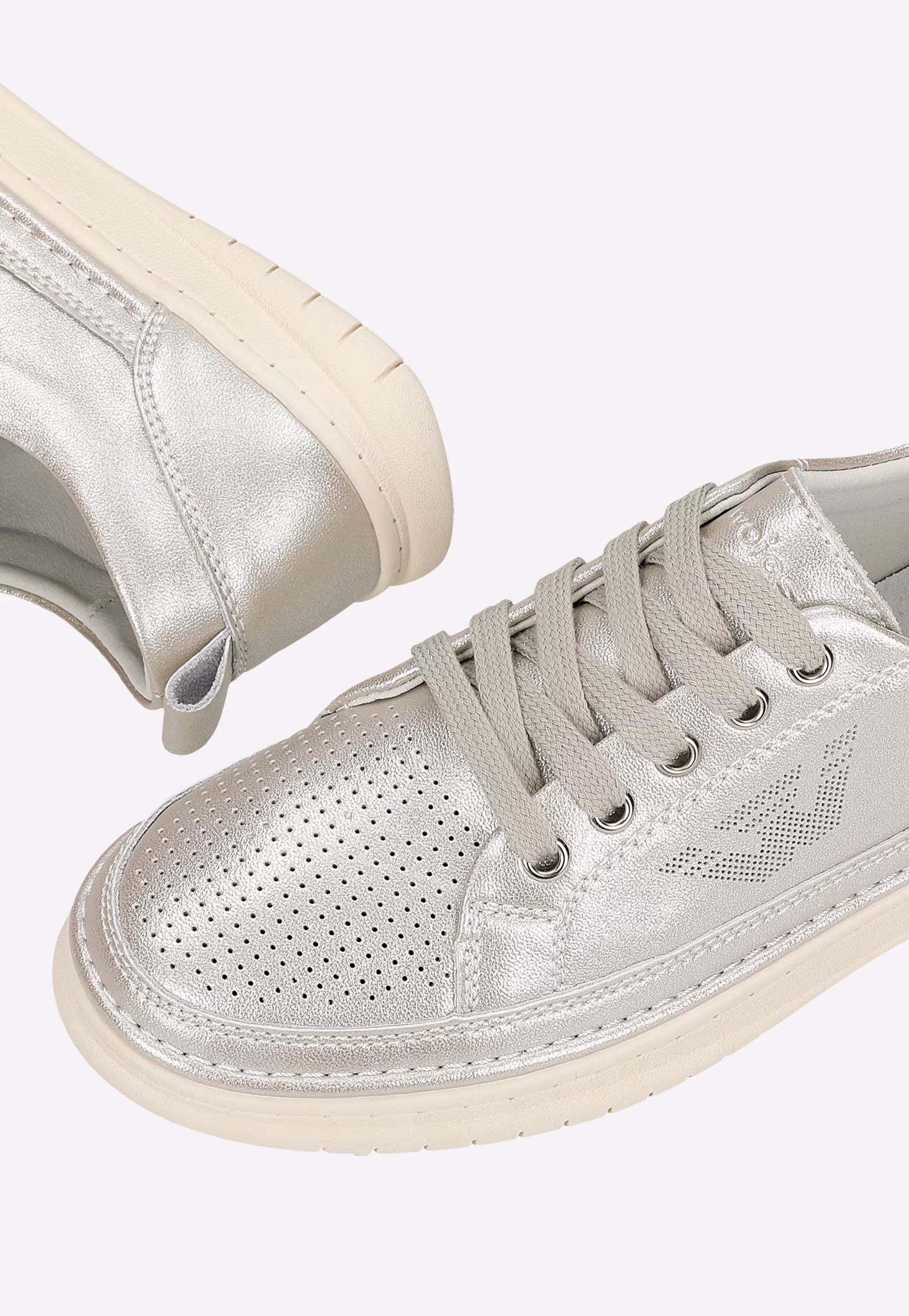 Białe letnie trampki na gumowej podeszwie