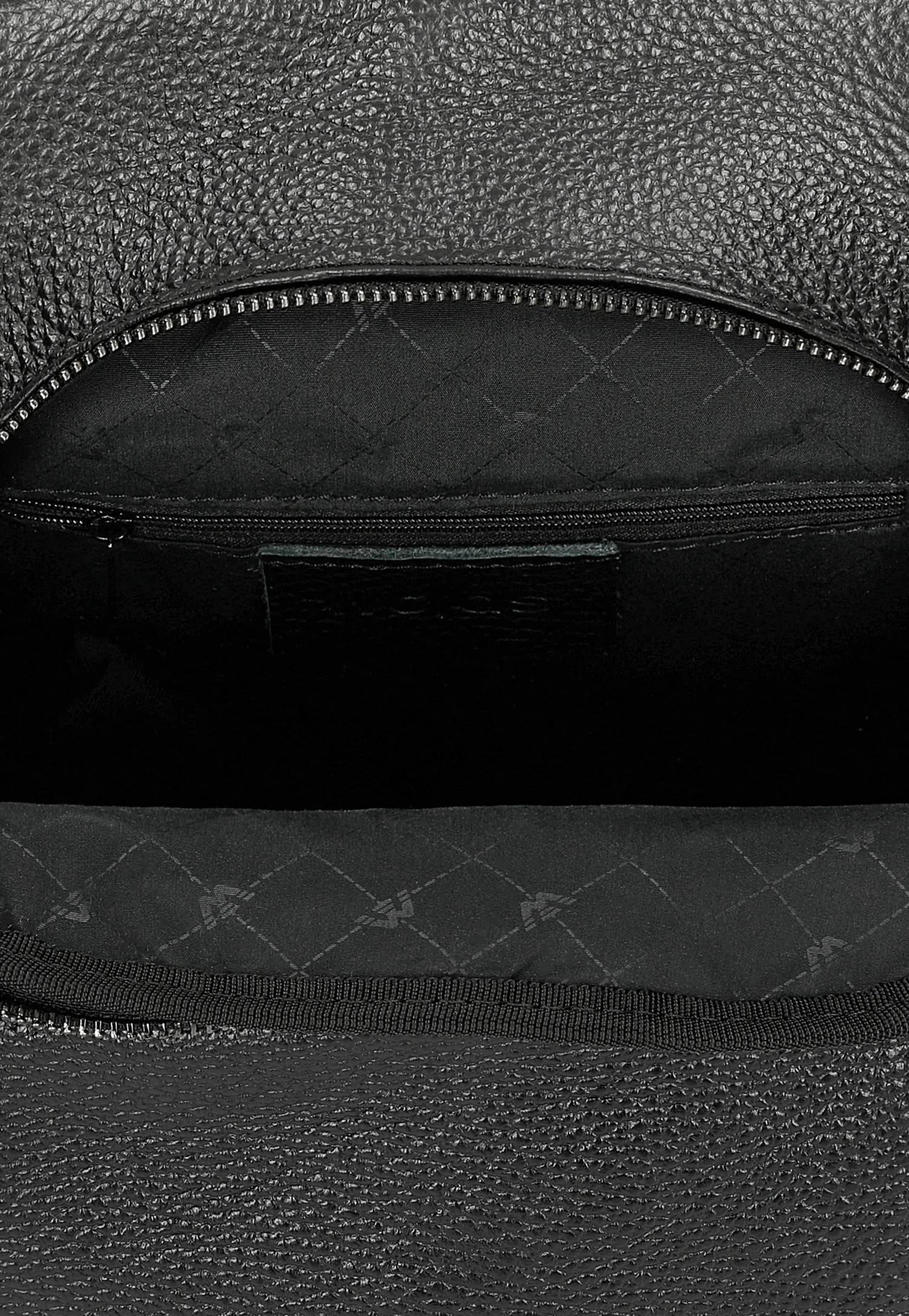 Czarny plecak damski z ciemnymi metalowymi elementami