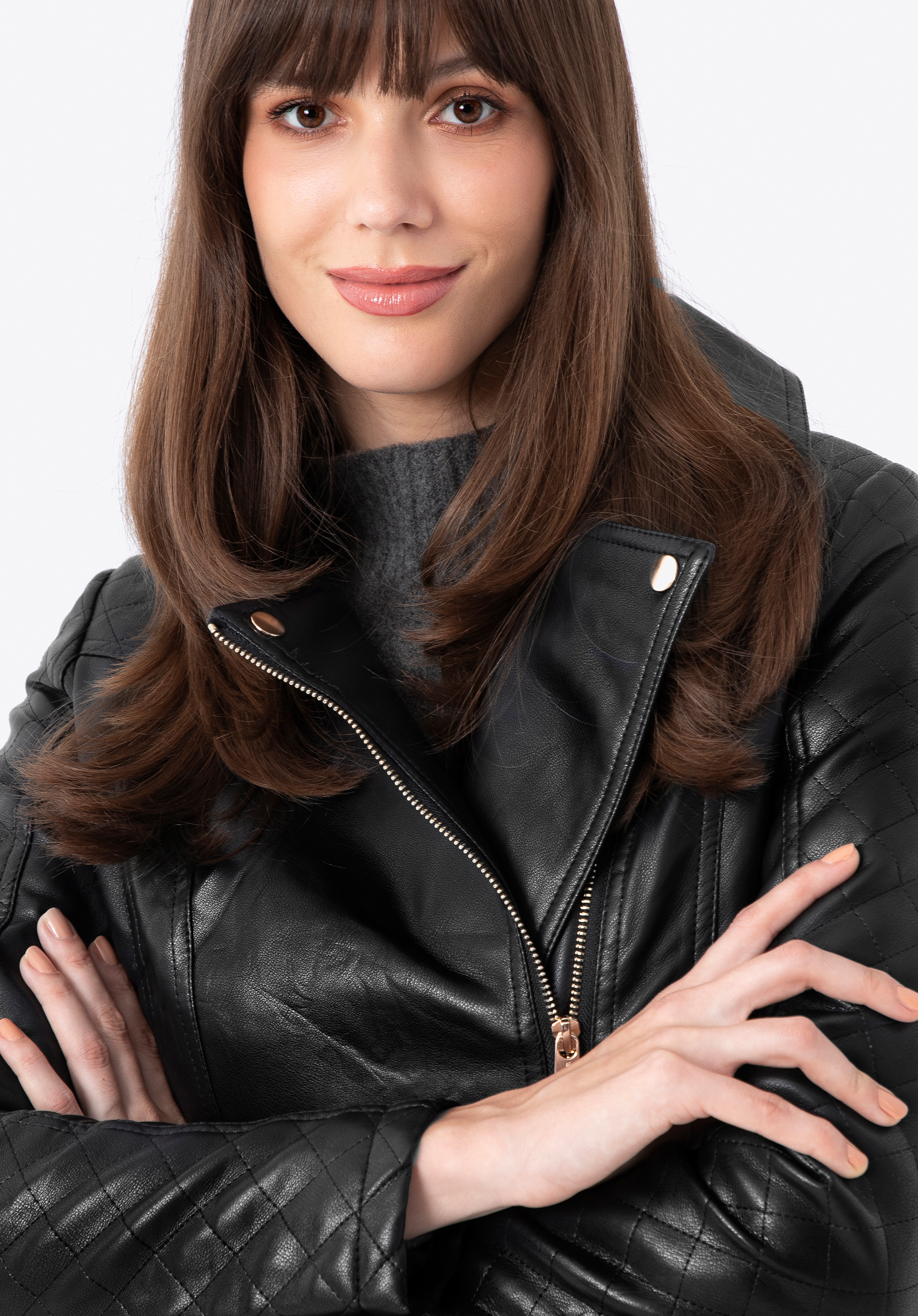 Damski płaszcz z ekoskóry z paskiem i pikowaną wstawką