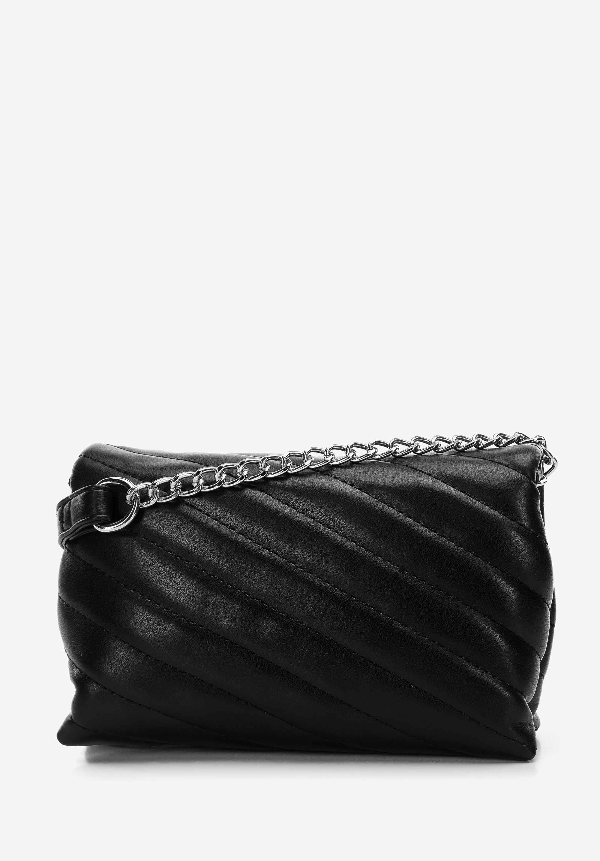 Minitorebka z geometrycznie pikowanej ekoskóry na łańcuszku