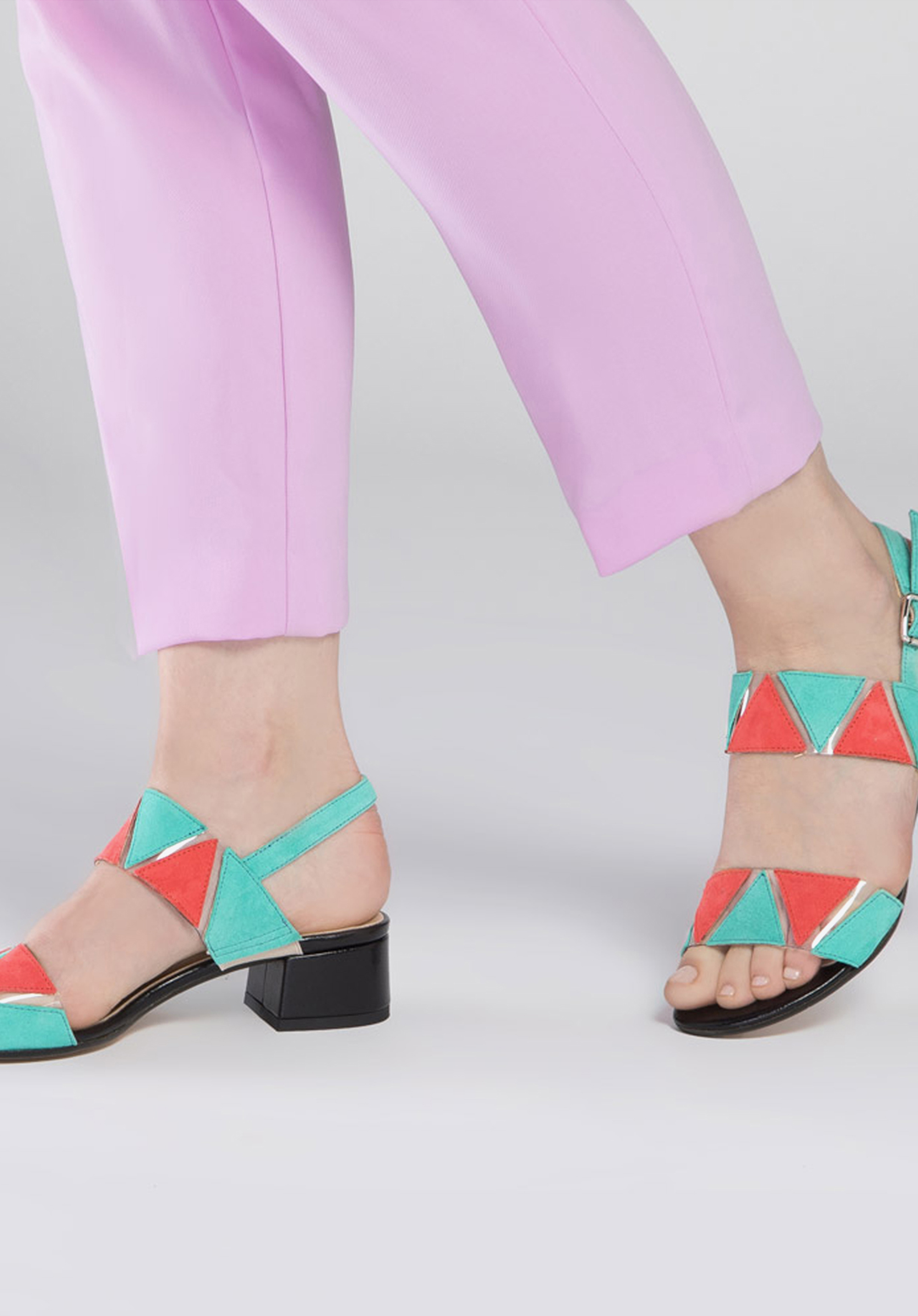 Sandały skórzane na niskim słupku z kolorowymi wstawkami