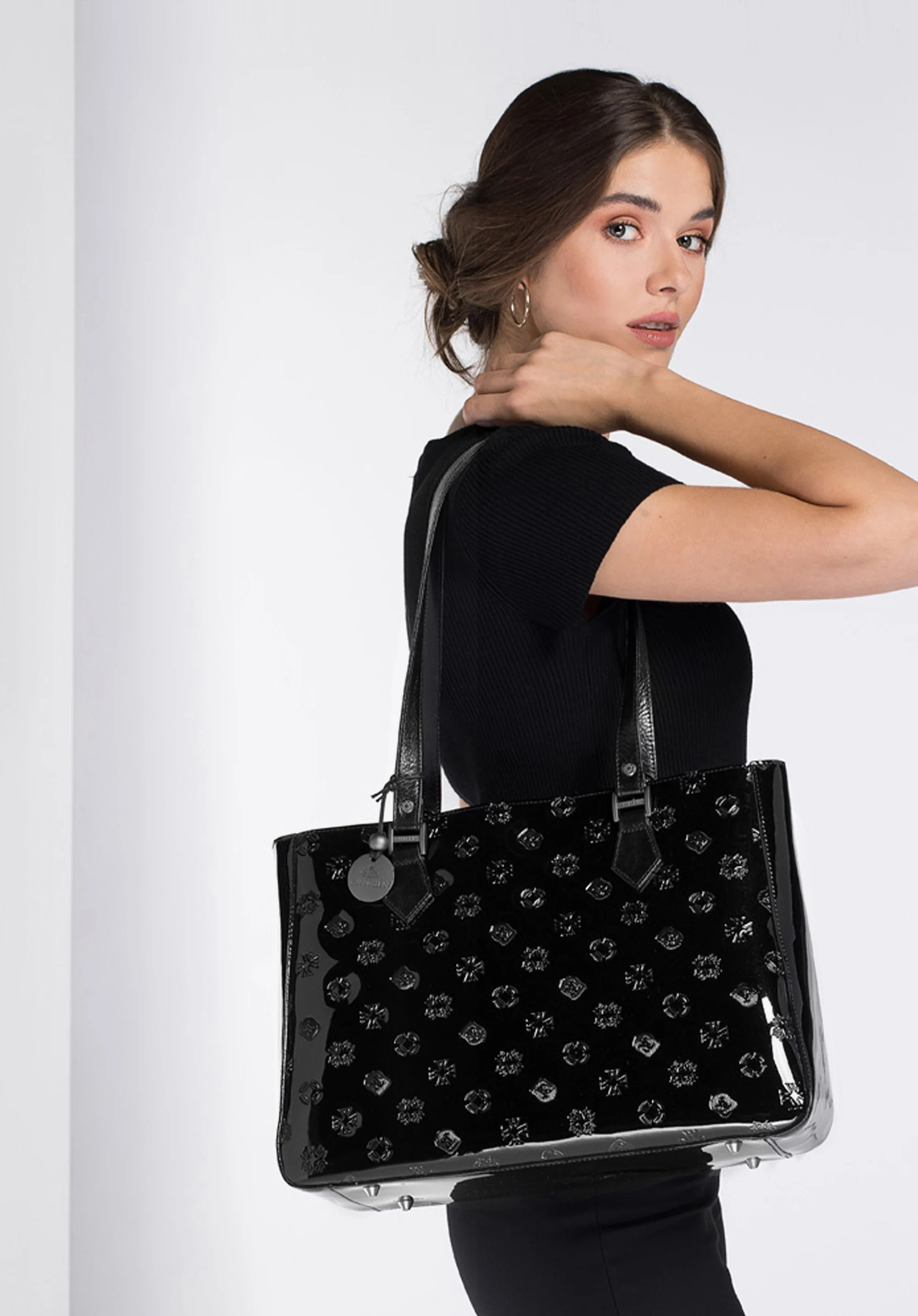 Torebka shopperka z błyszczącej skóry w monogram