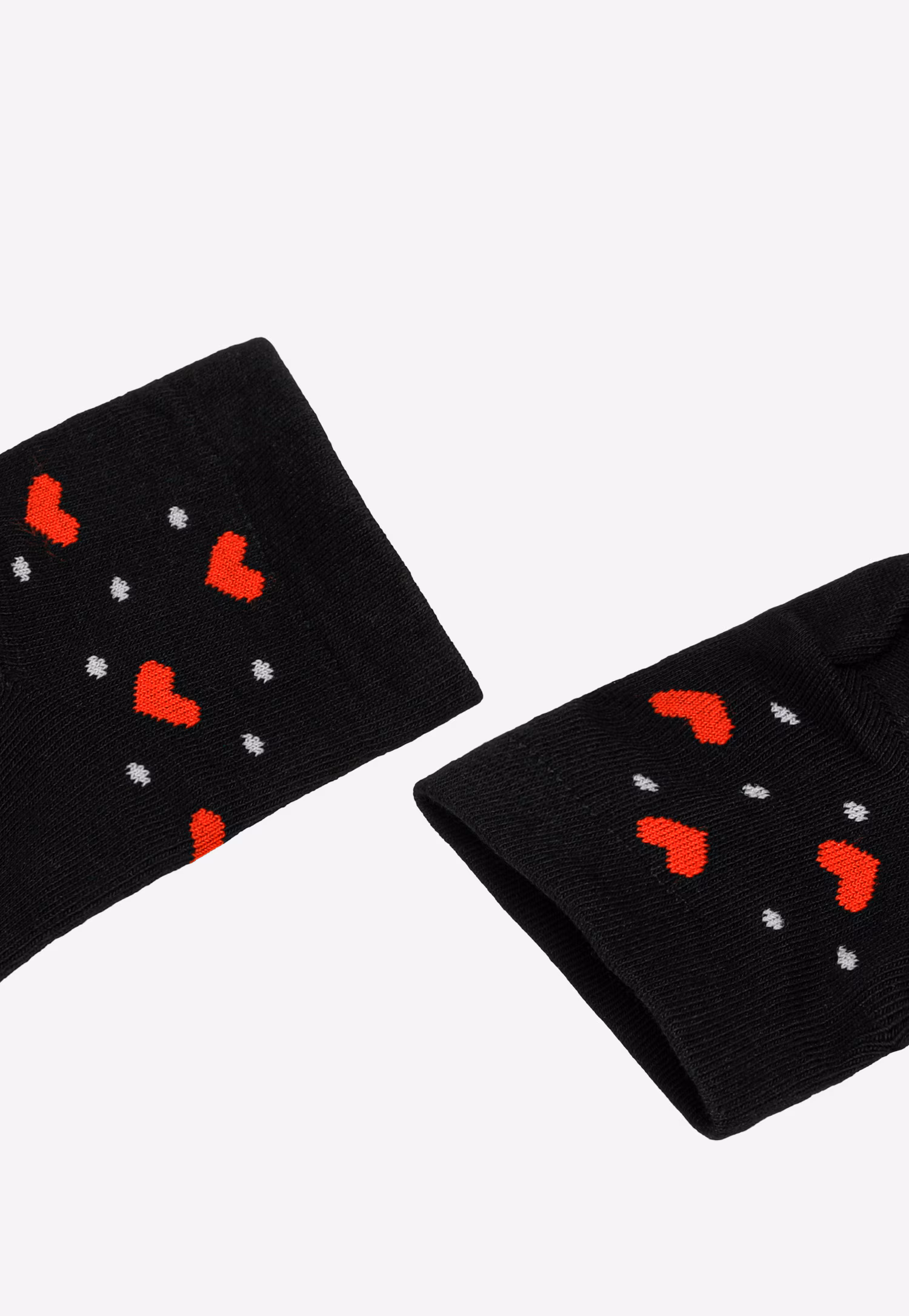 Czarne bawełniane skarpety w sercowy print wokół kostki