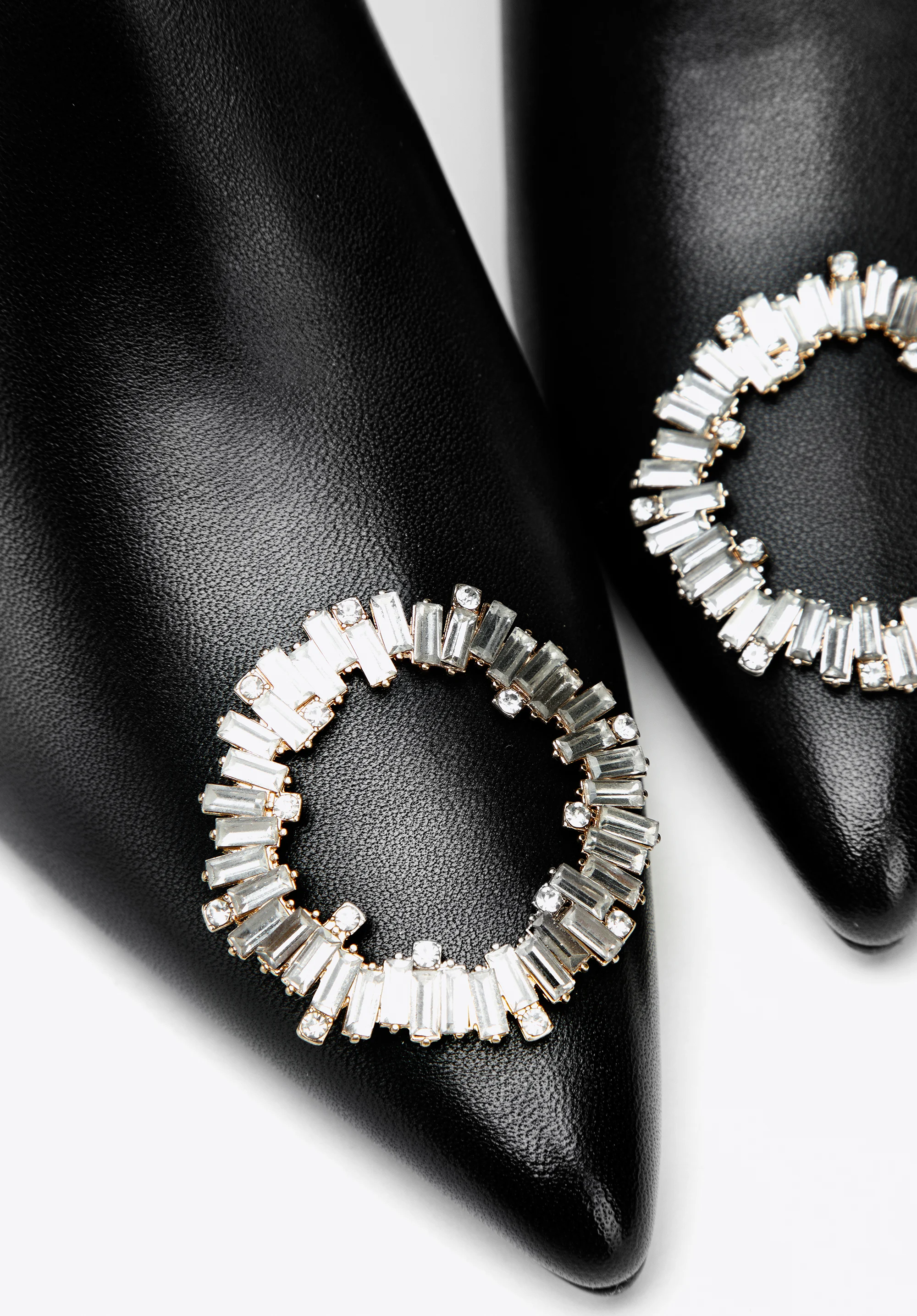 Botki skórzane z okrągłą klamrą na szpilce