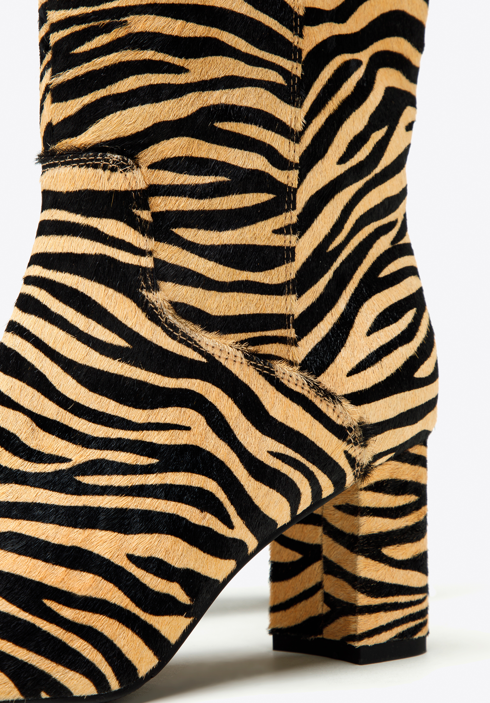 Damskie kozaki ze skóry z włosiem w zwierzęcy wzór