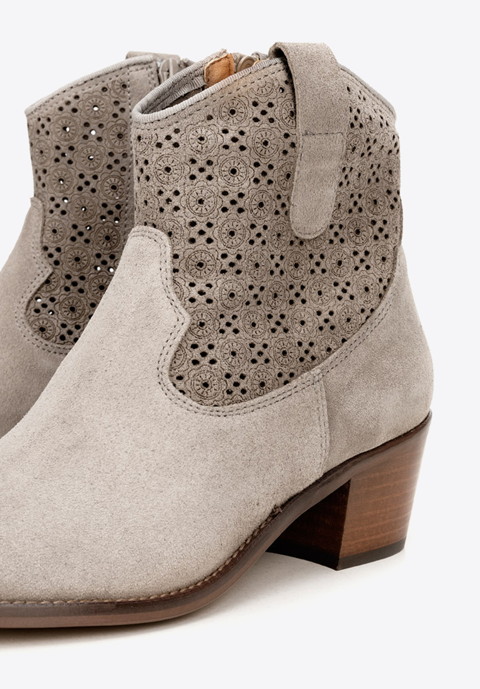 Kowbojki z ażurowego zamszu niskie