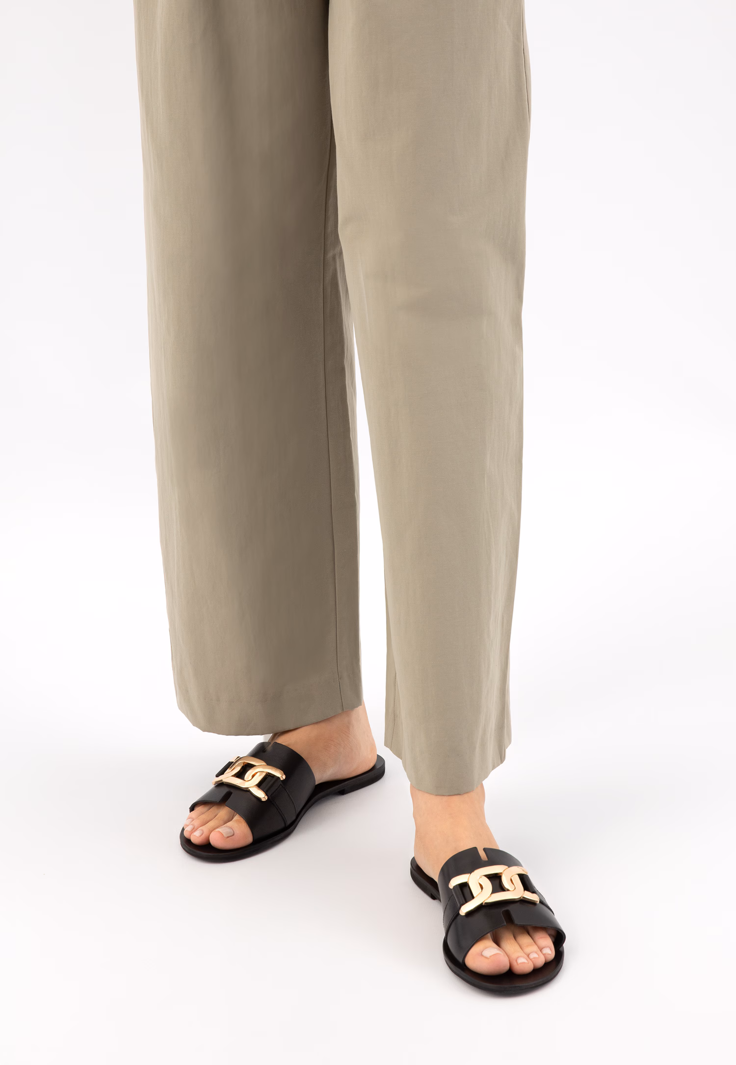 Czarne klapki ze skóry licowej ze złotą ozdobą