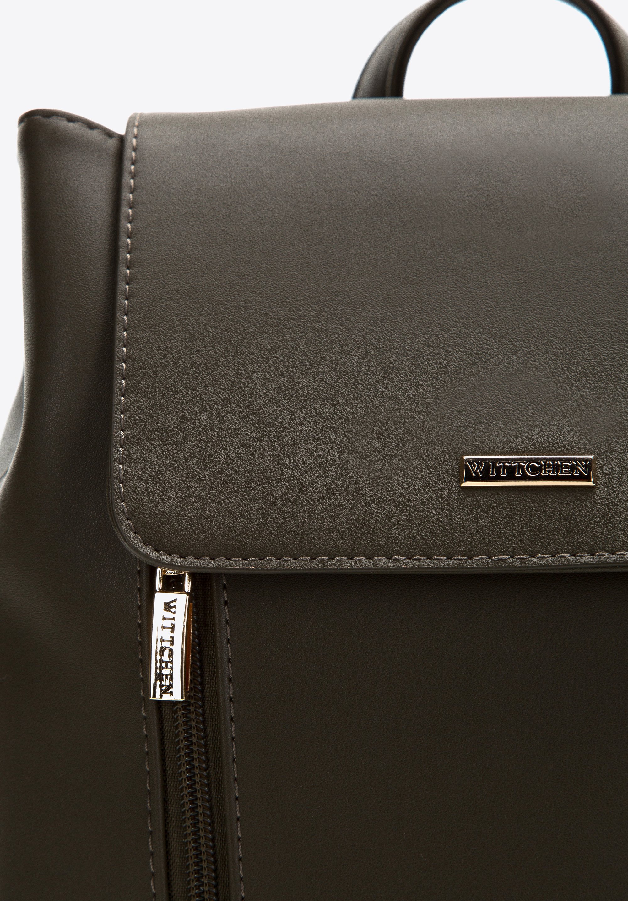 Damski plecak z ekoskóry z pionowymi kieszeniami