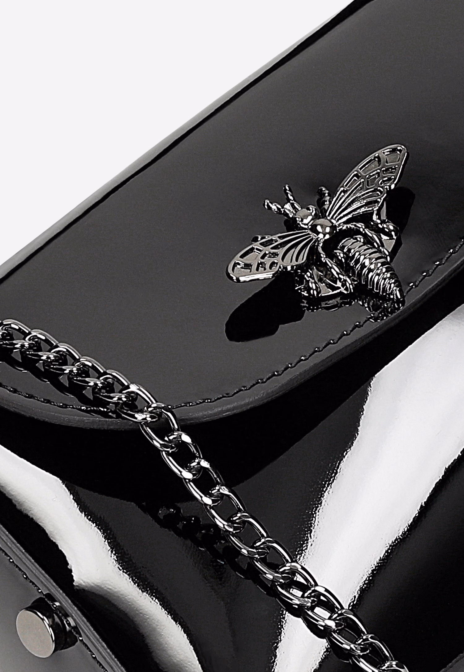 Czarna lakierowana torebka wizytowa z owadem