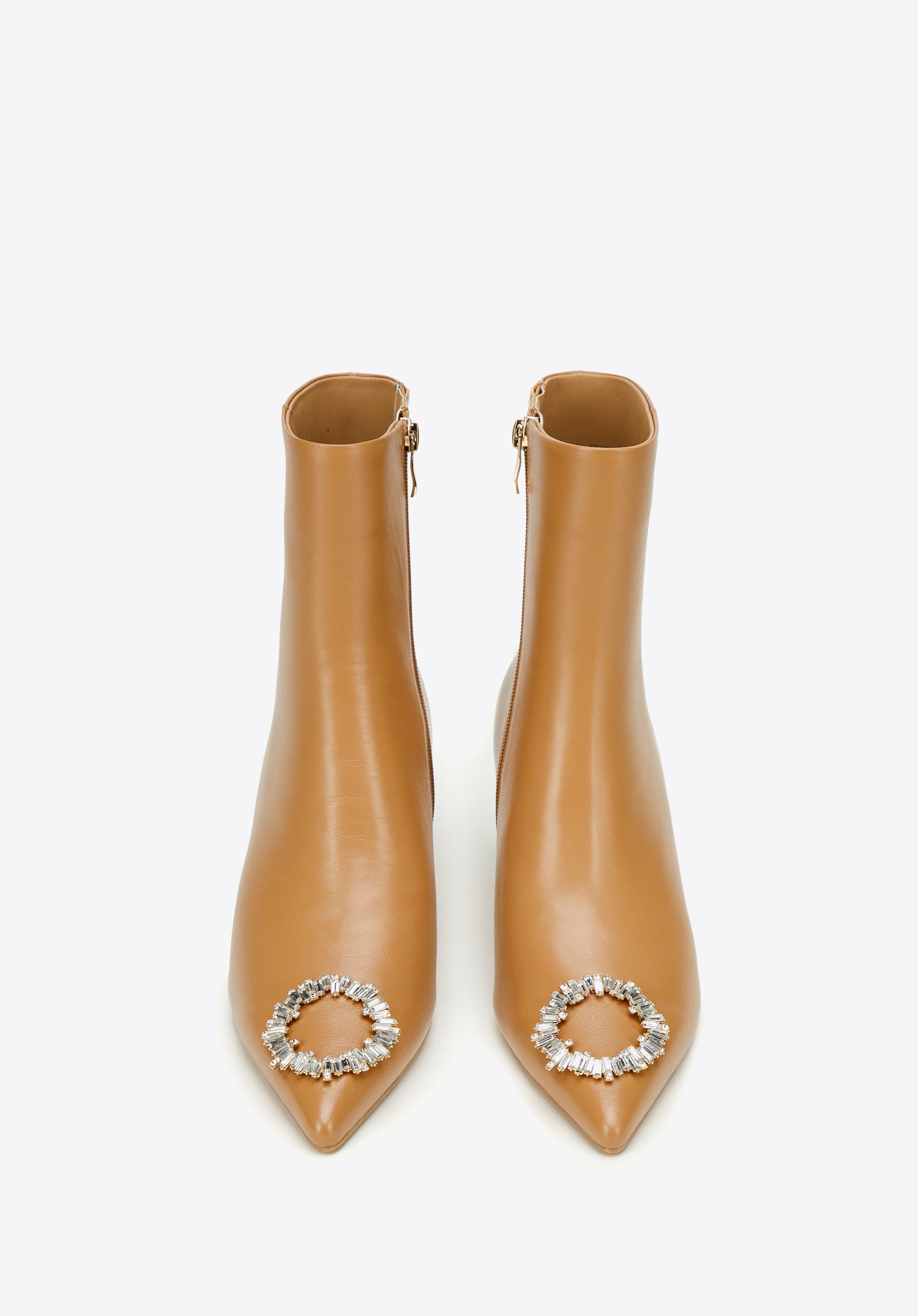 Botki skórzane z okrągłą klamrą na szpilce