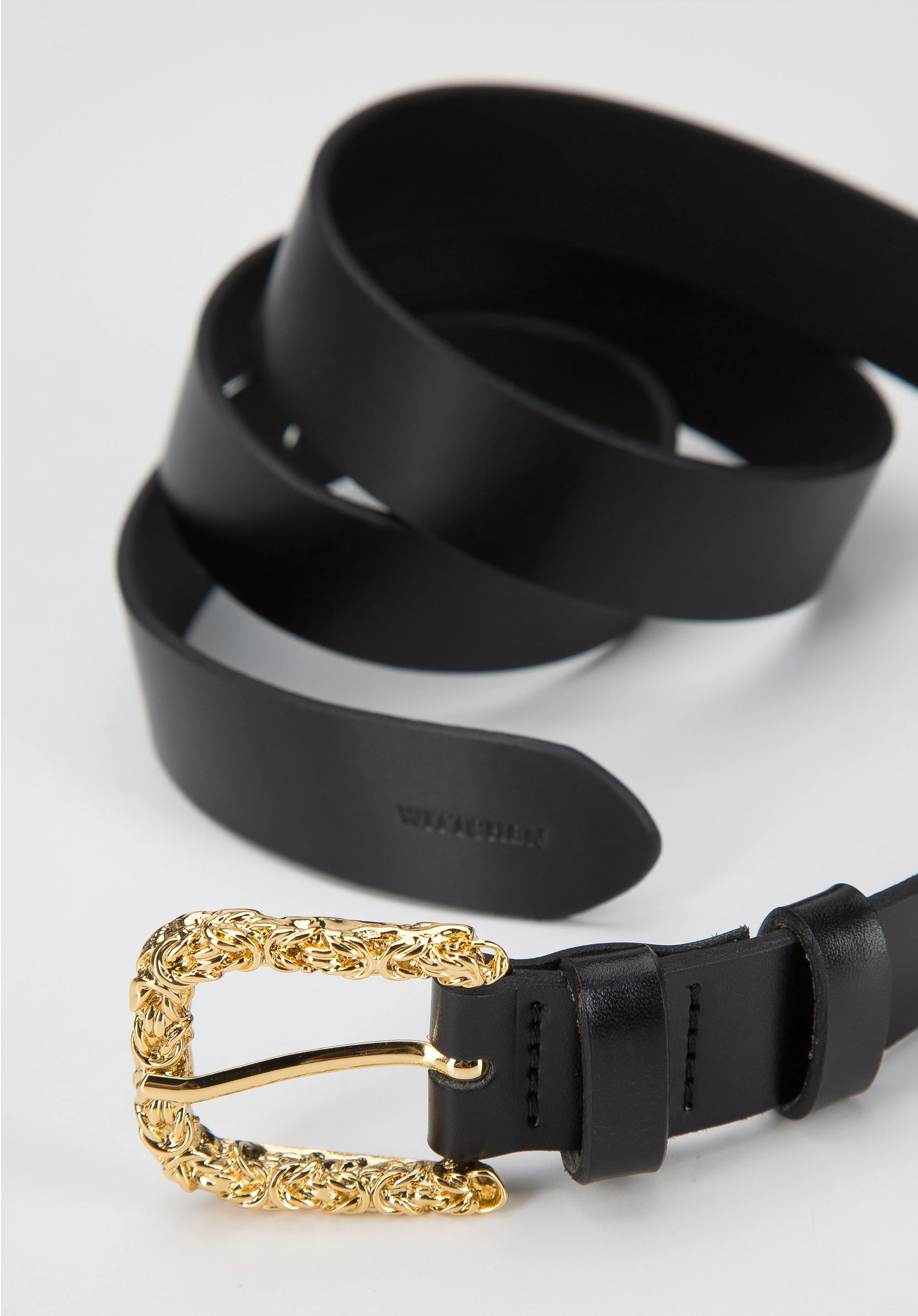 Damski pasek skórzany z ozdobną klamerką