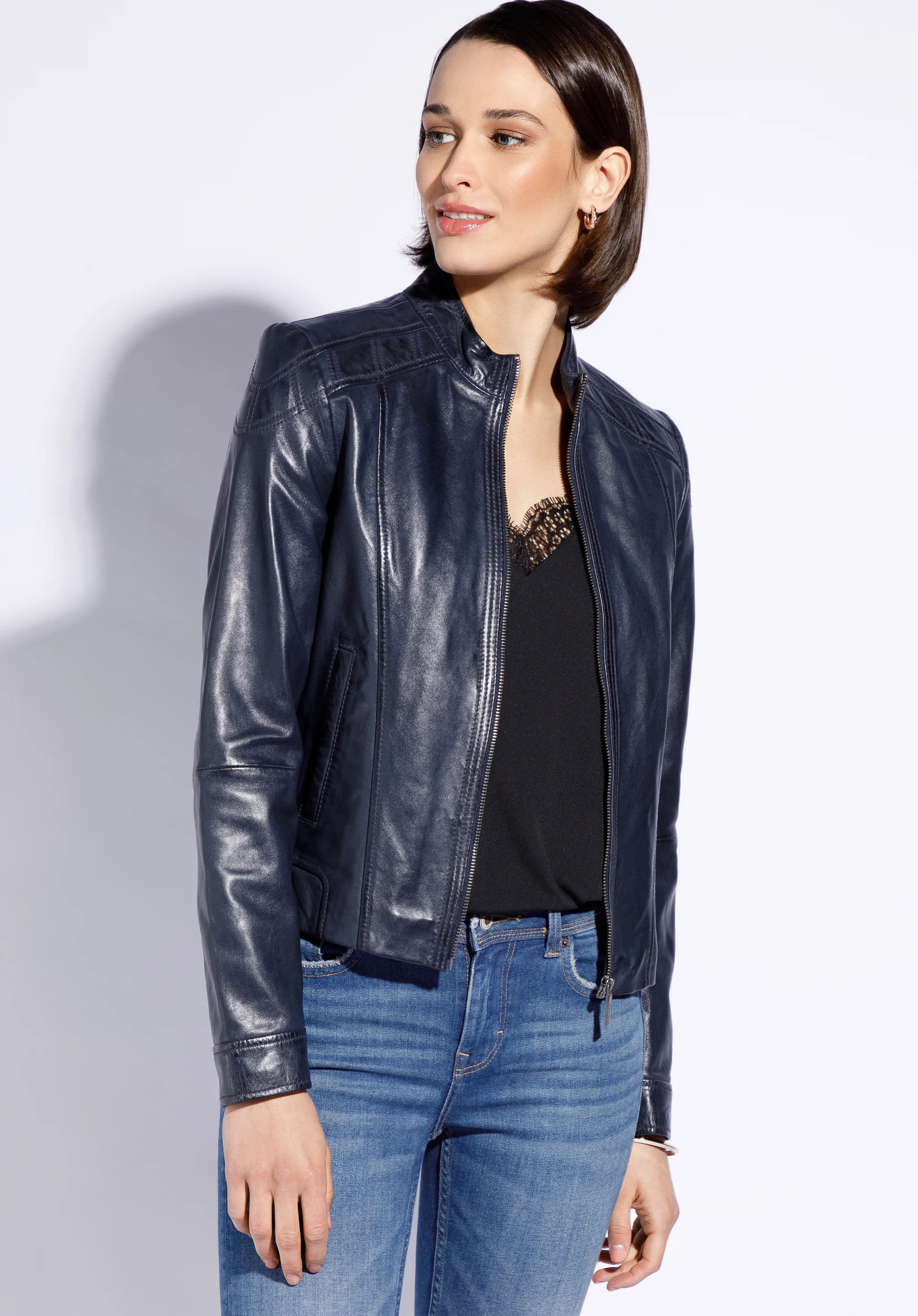 Damska kurtka ze skóry z przeszyciami na ramionach