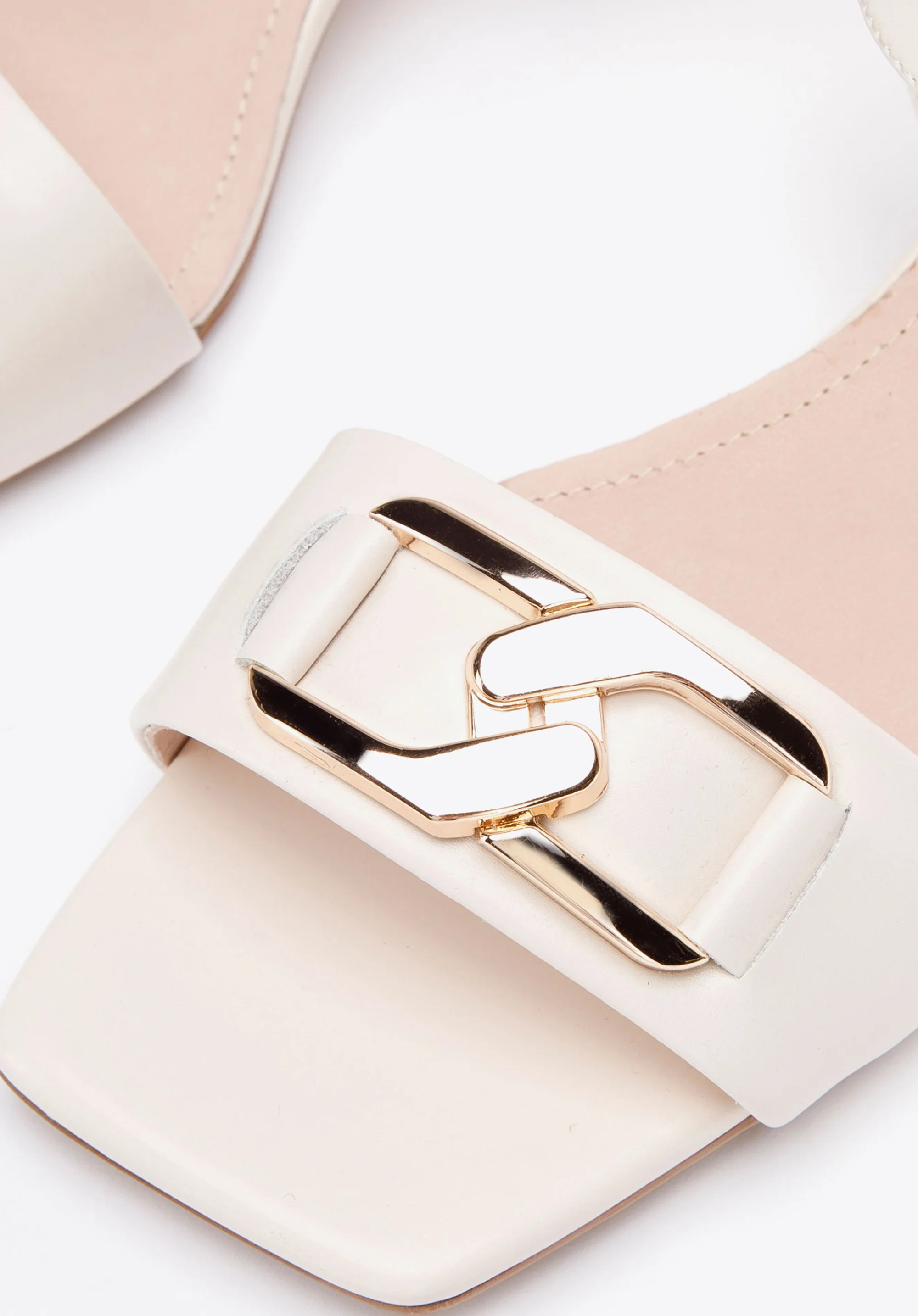 Damskie sandały skórzane z łańcuchem