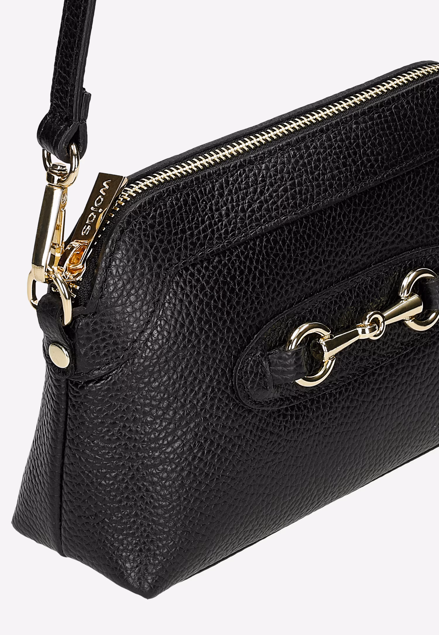 Mała czarna torebka wizytowa ze złotą ozdobą