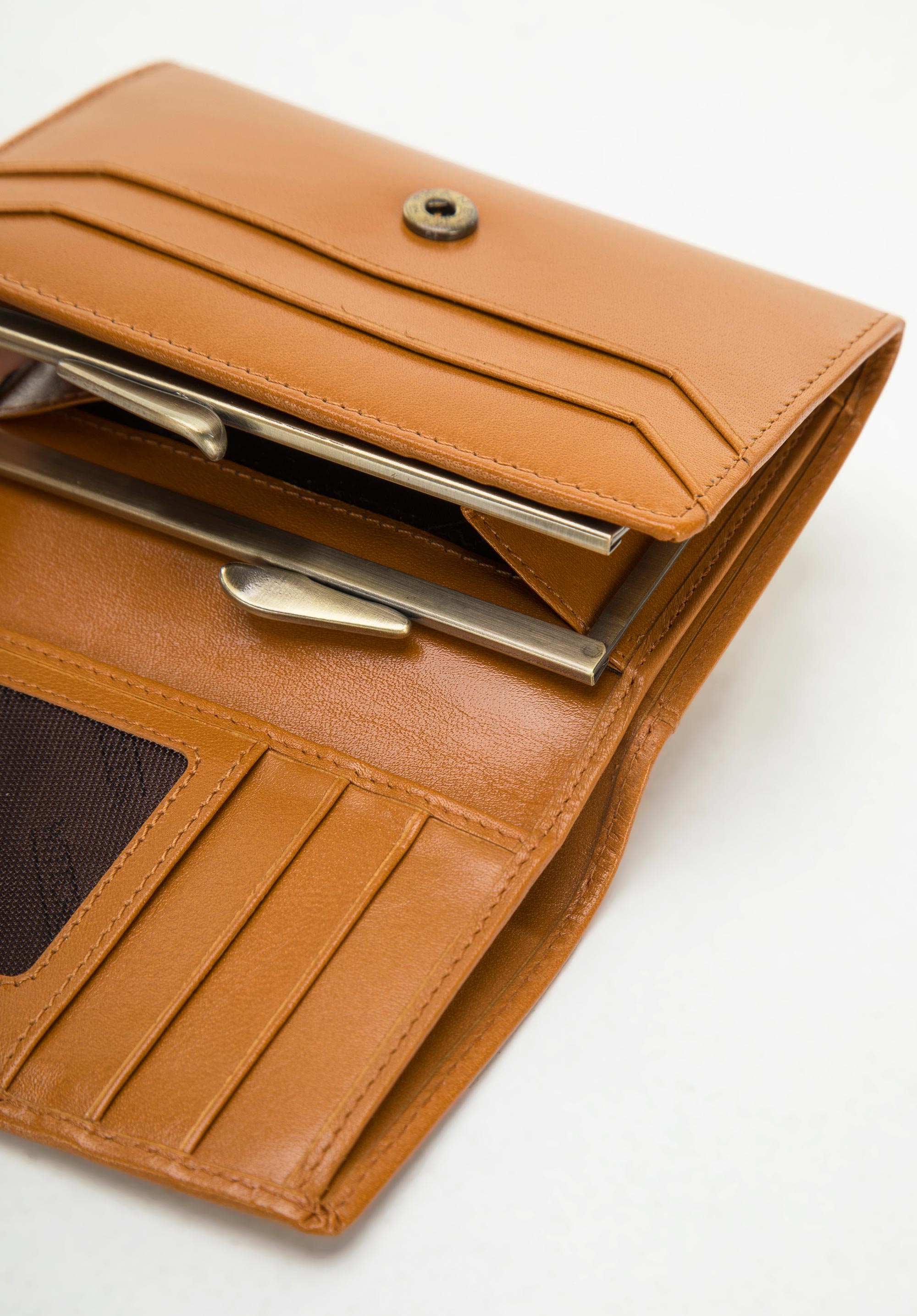 Damski portfel z gładkiej skóry na zatrzask średni