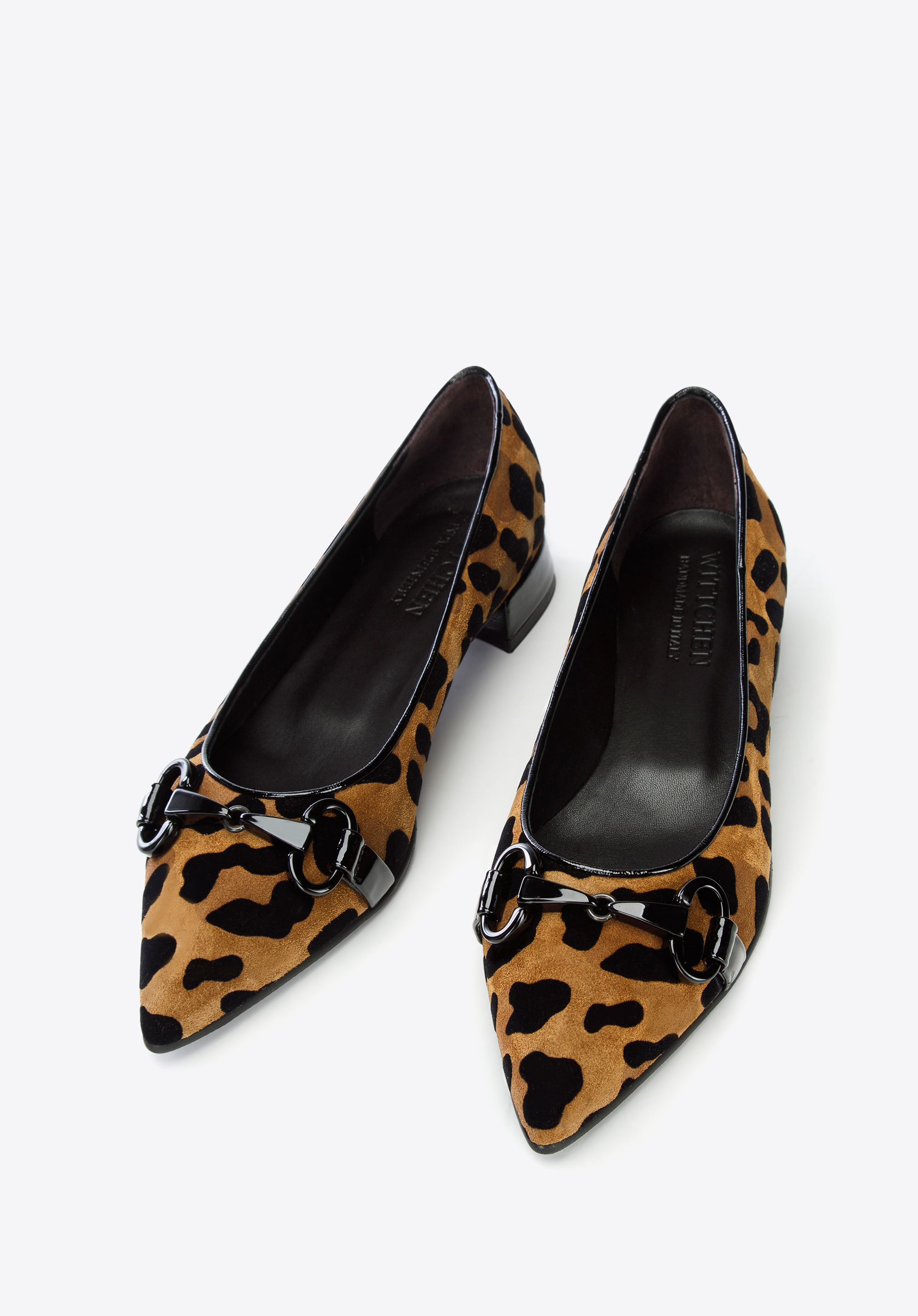 Czółenka zamszowe w zwierzęcy wzór z klamrą