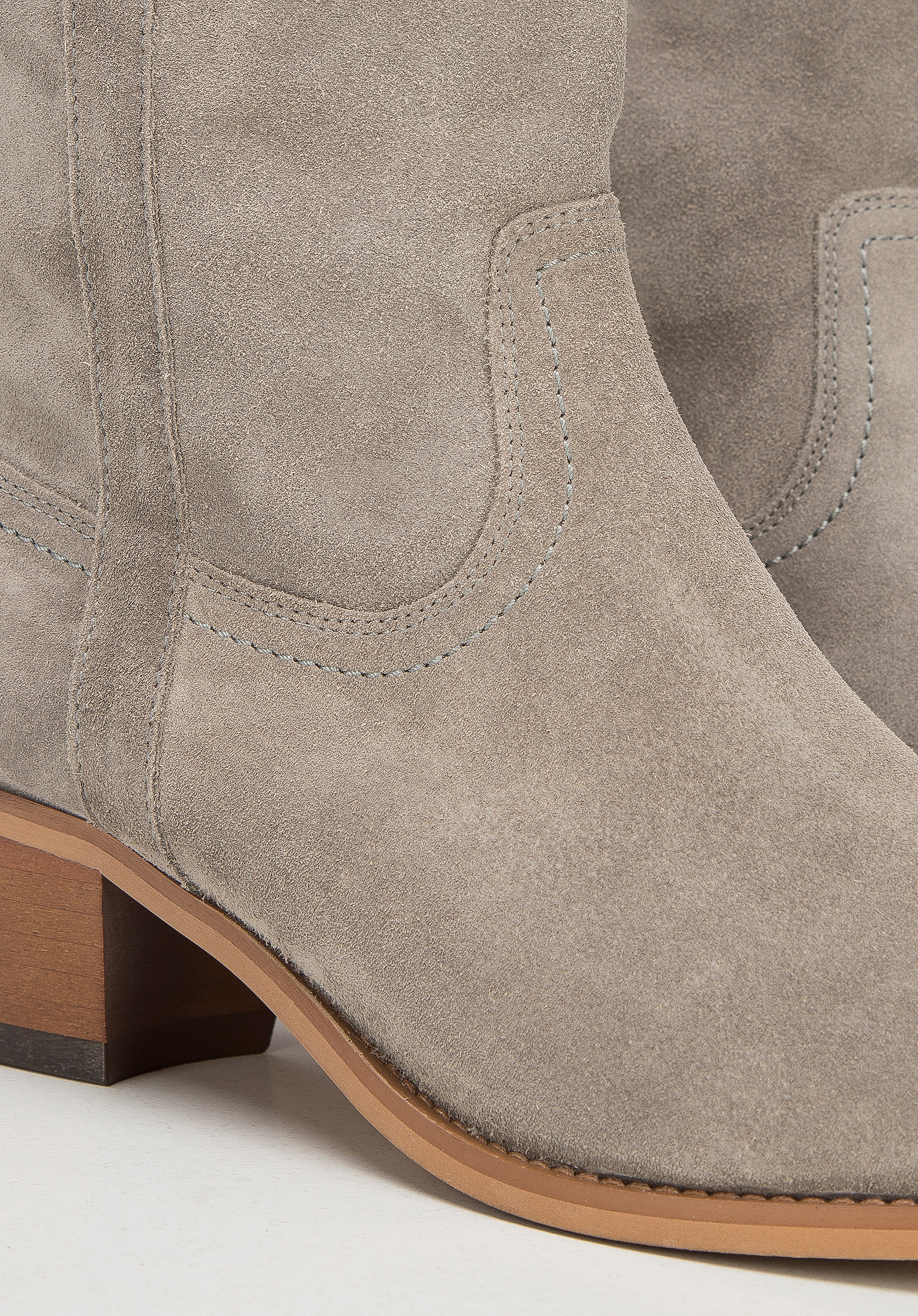 Kowbojki zamszowe na słupku proste