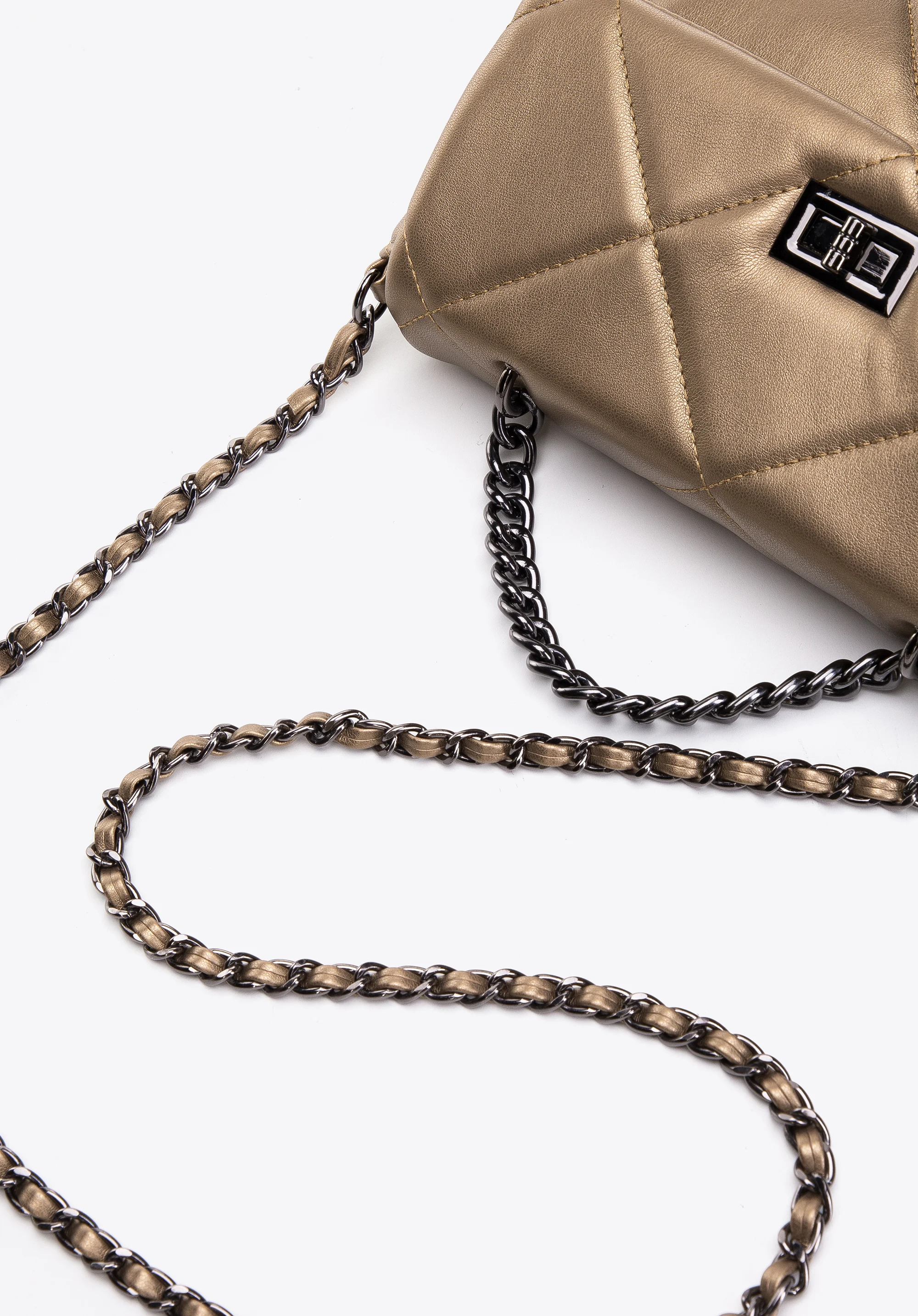 Damska torebka pikowana w kwadraty na łańcuszku mała