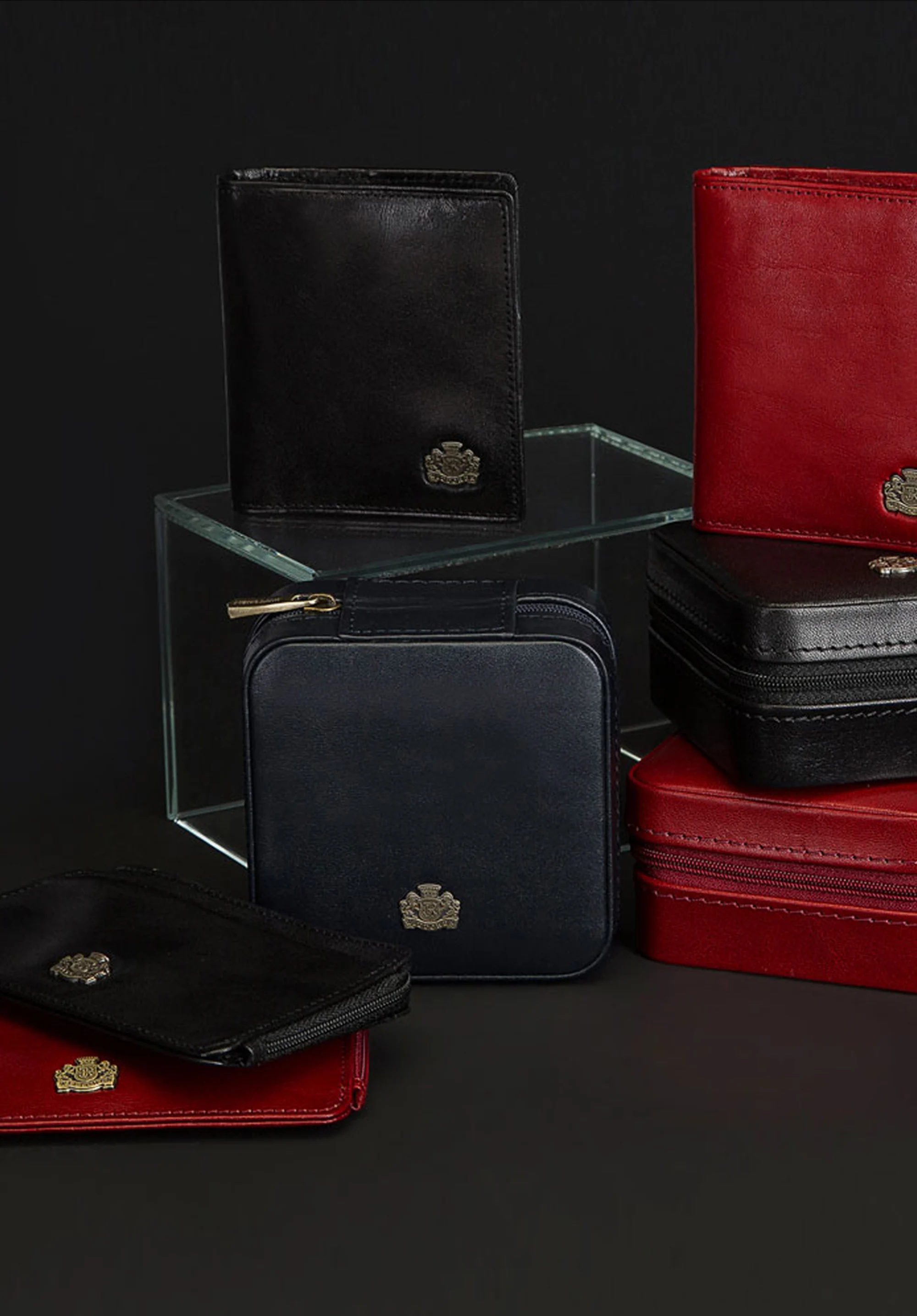 Etui na karty ze skóry z herbem  bez zapięcia