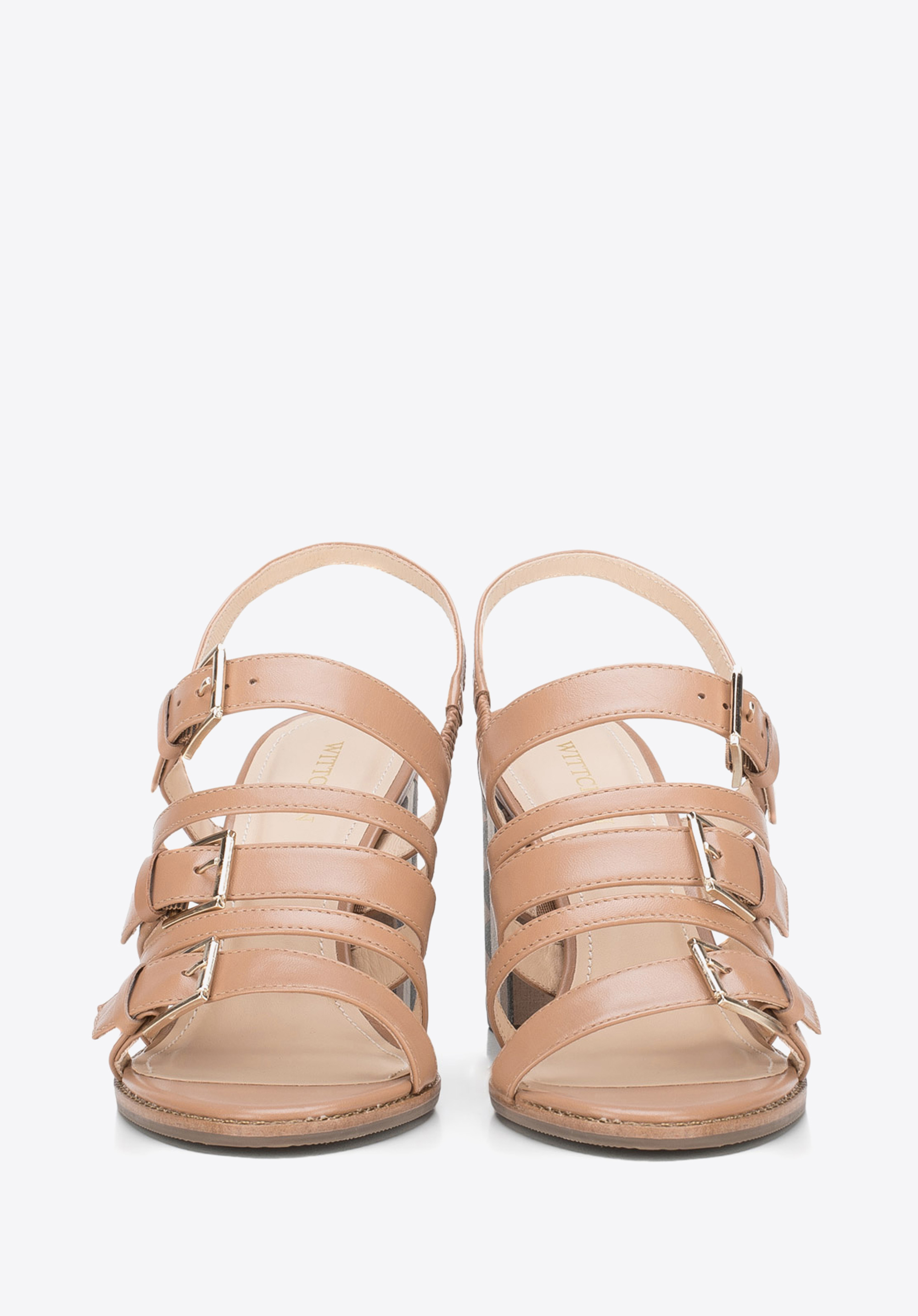 Rzymianki skórzane na etnicznym słupku