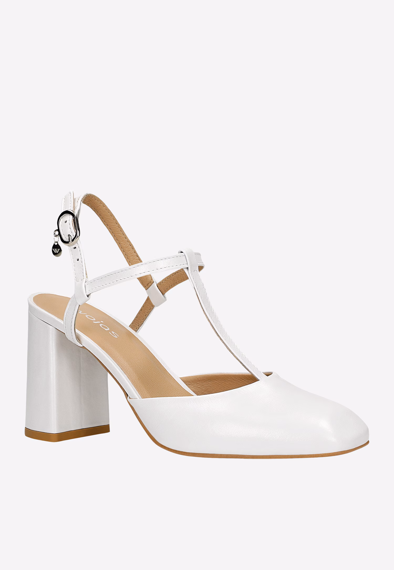 Białe czółenka na słupku z odkrytą piętą