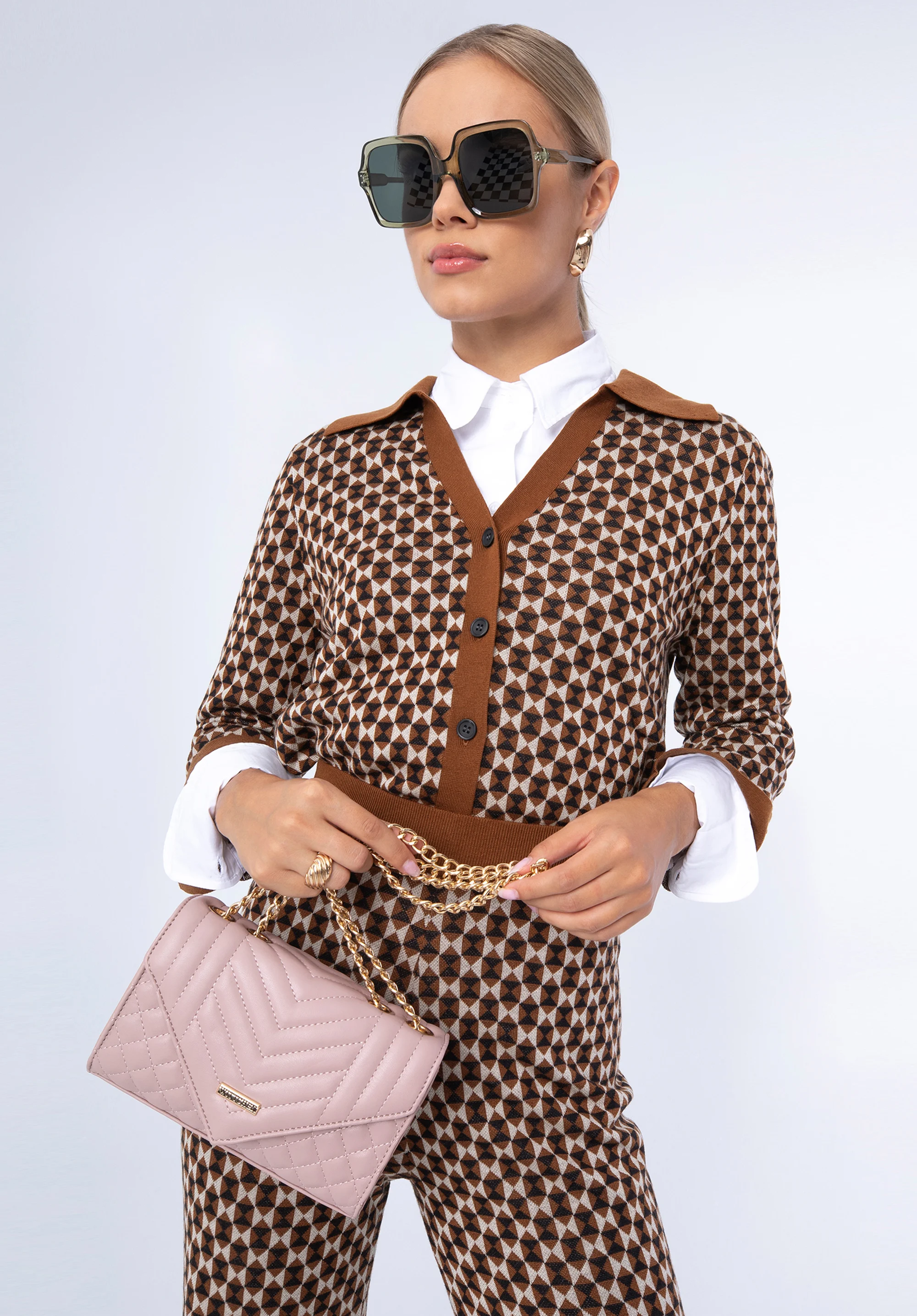 Damska minitorebka ozdobnie pikowana na łańcuszku