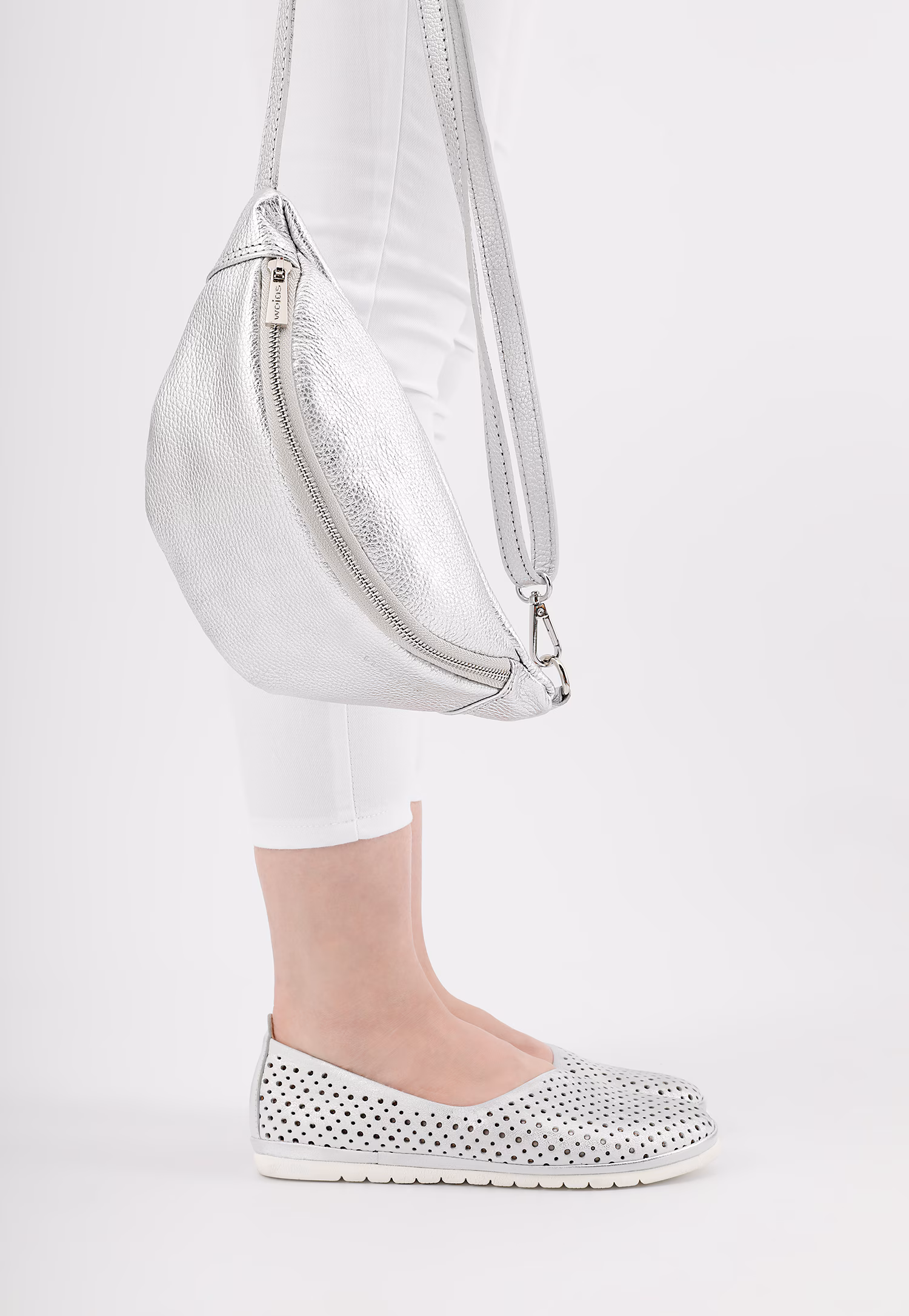 Mała srebrna torebka typu nerka