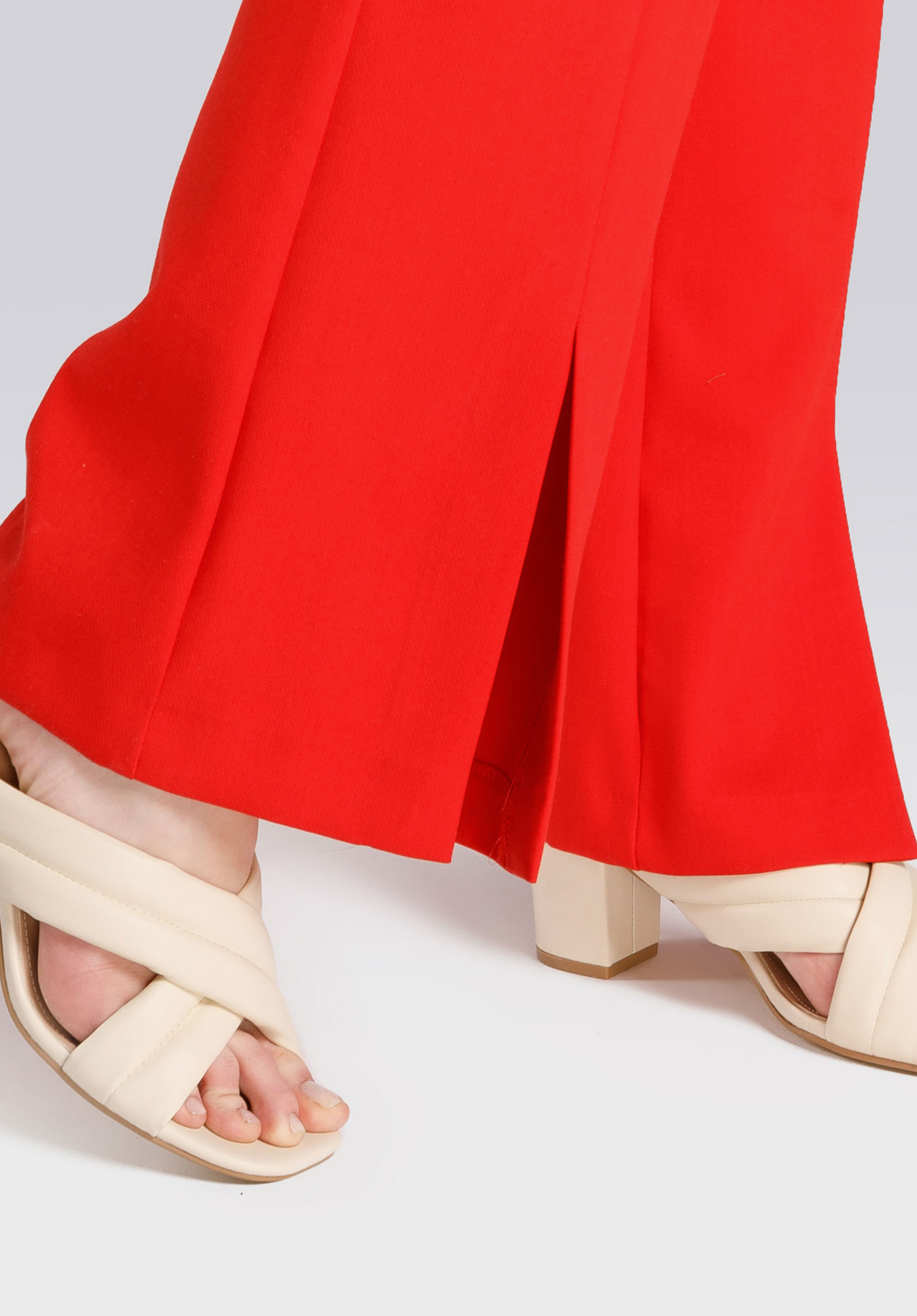 Damskie klapki pikowane z paskami na krzyż