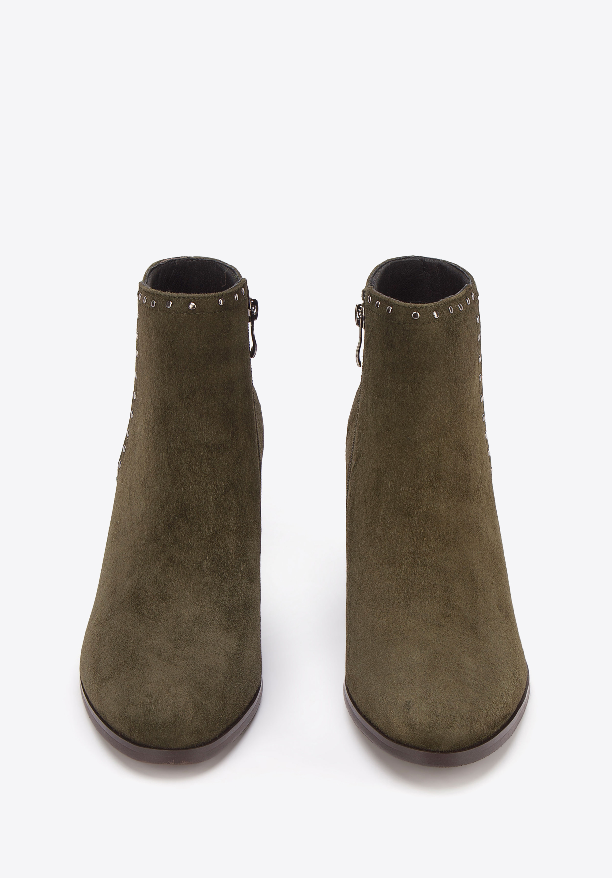 Botki zamszowe na słupku z nitami