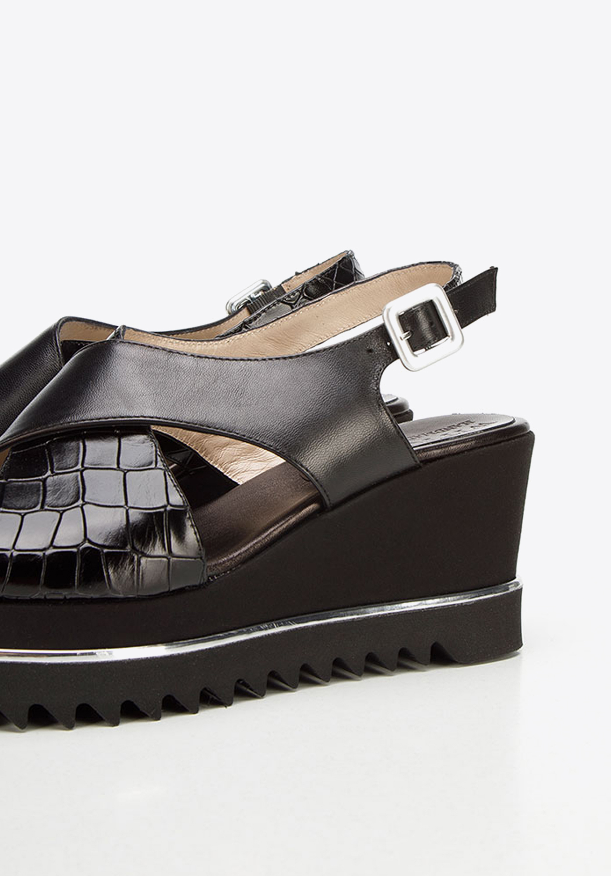 Damskie sandały na koturnie ze skóry w krokodyli wzór