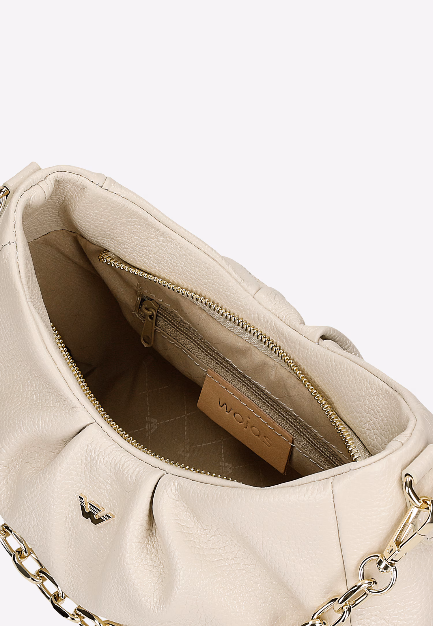 Beżowa torebka ze złotym łańcuchem