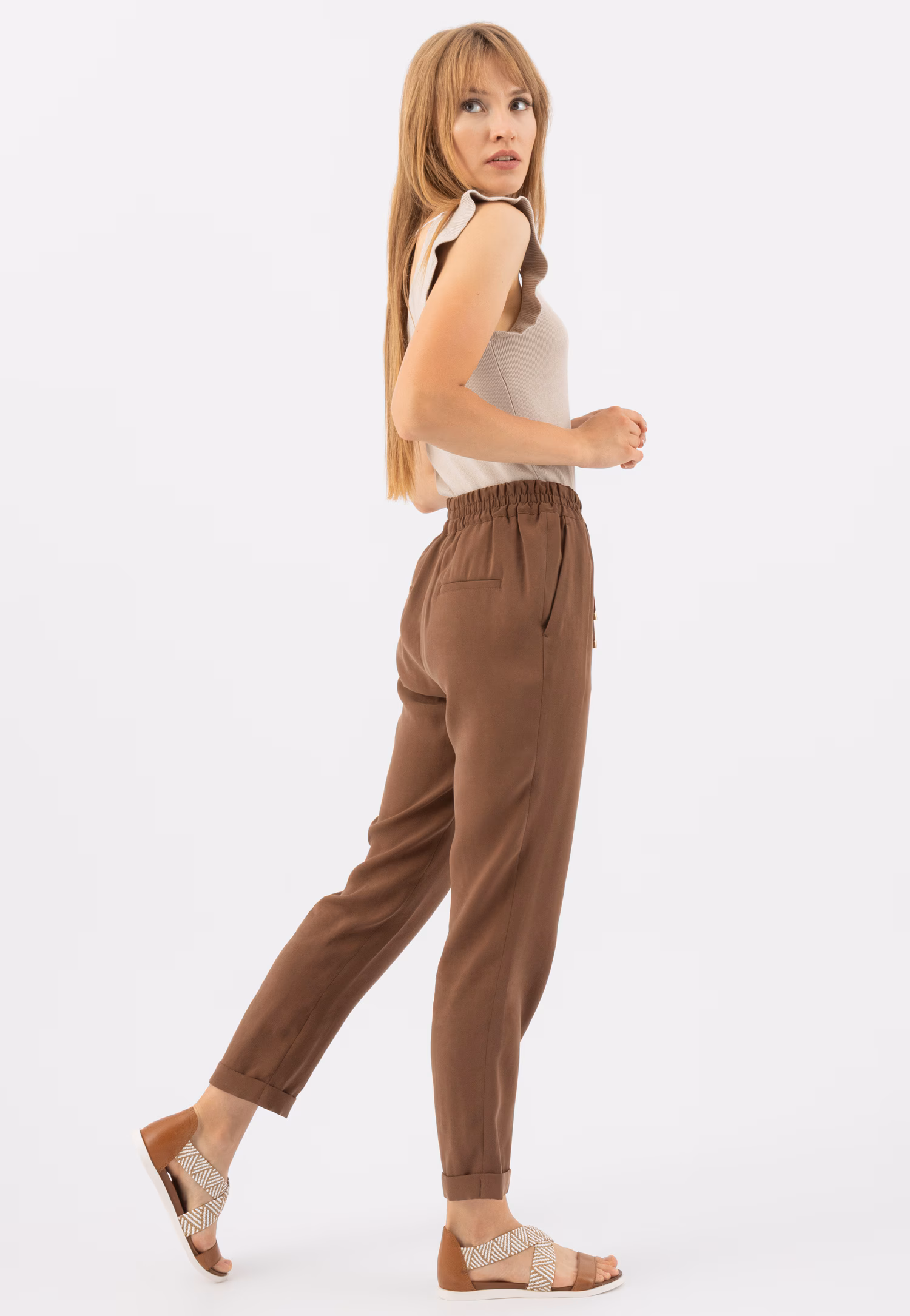 Jasnobrązowe sandały damskie z plecionymi paskami