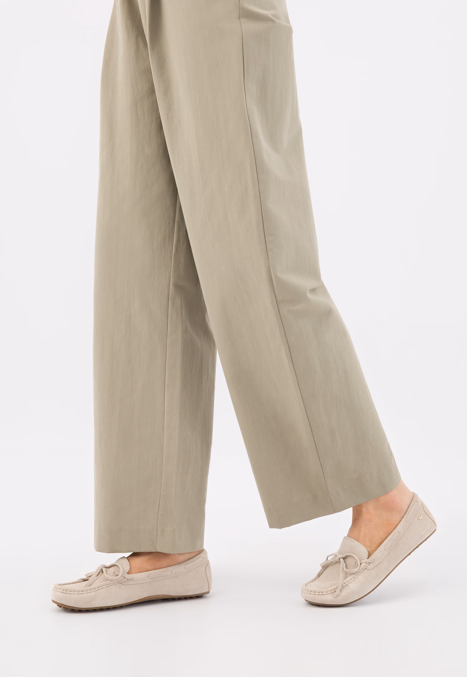 Beżowe mokasyny damskie z chwostami na jasnej podeszwie