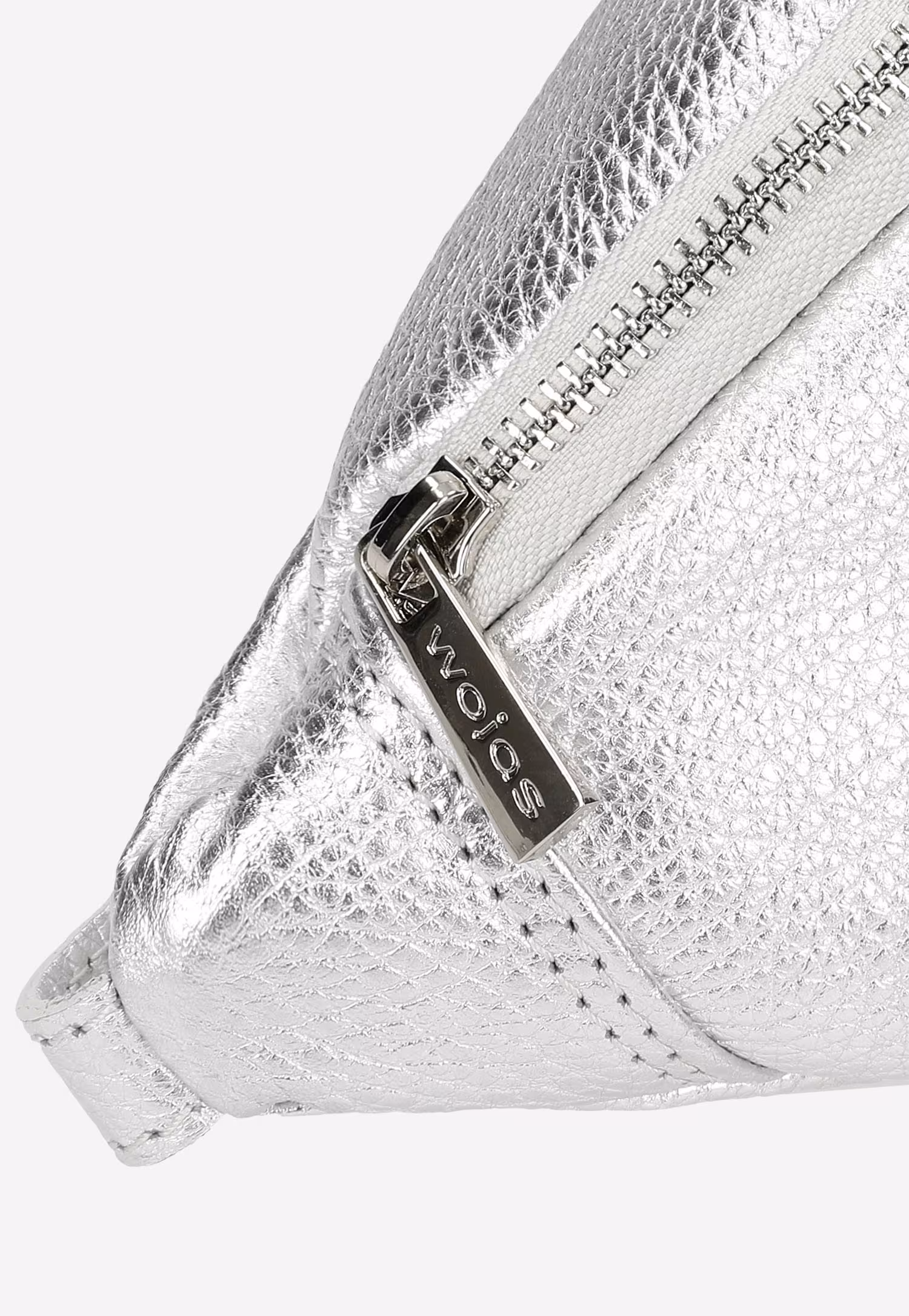 Mała srebrna torebka typu nerka