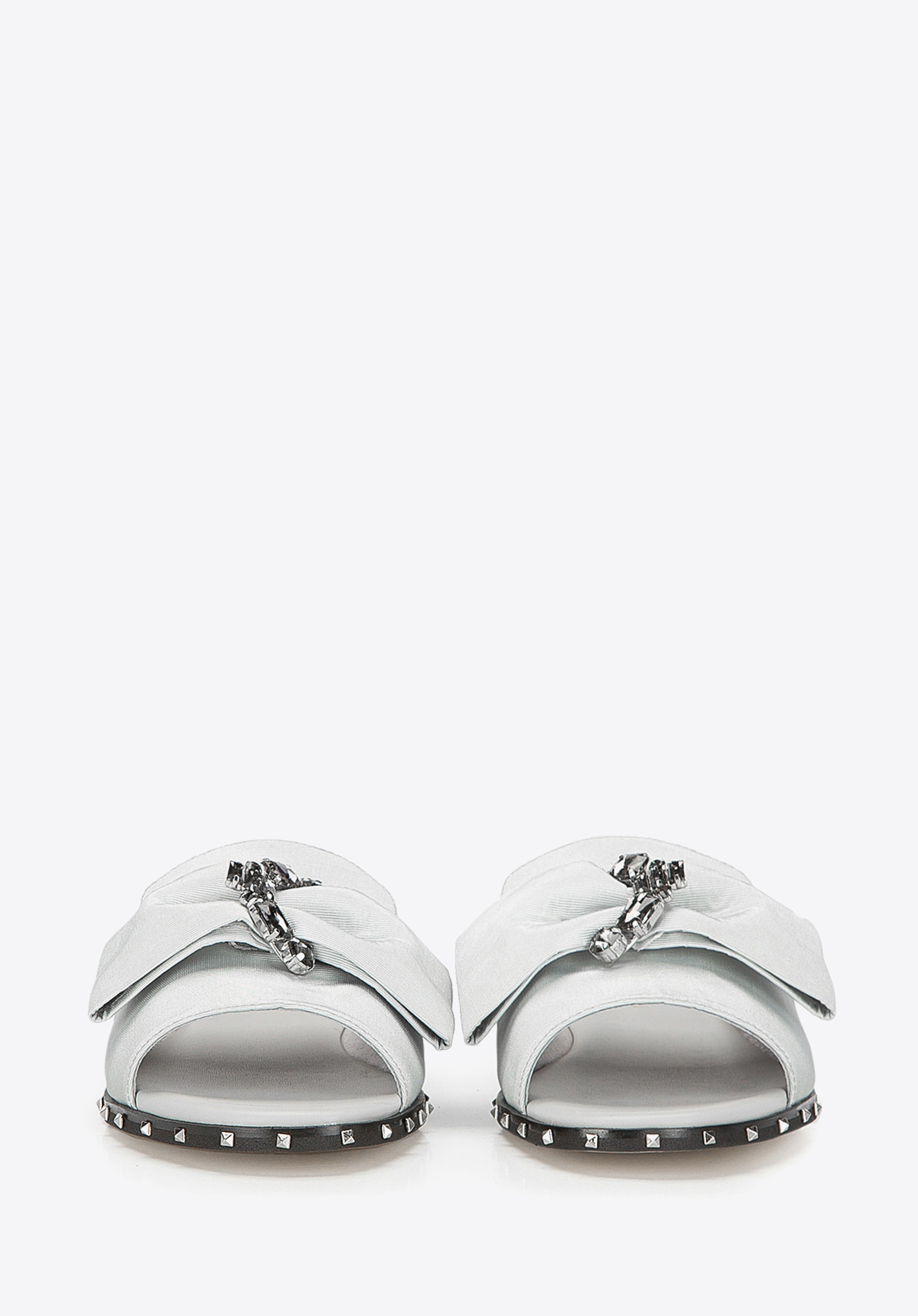 Damskie klapki z ćwiekami