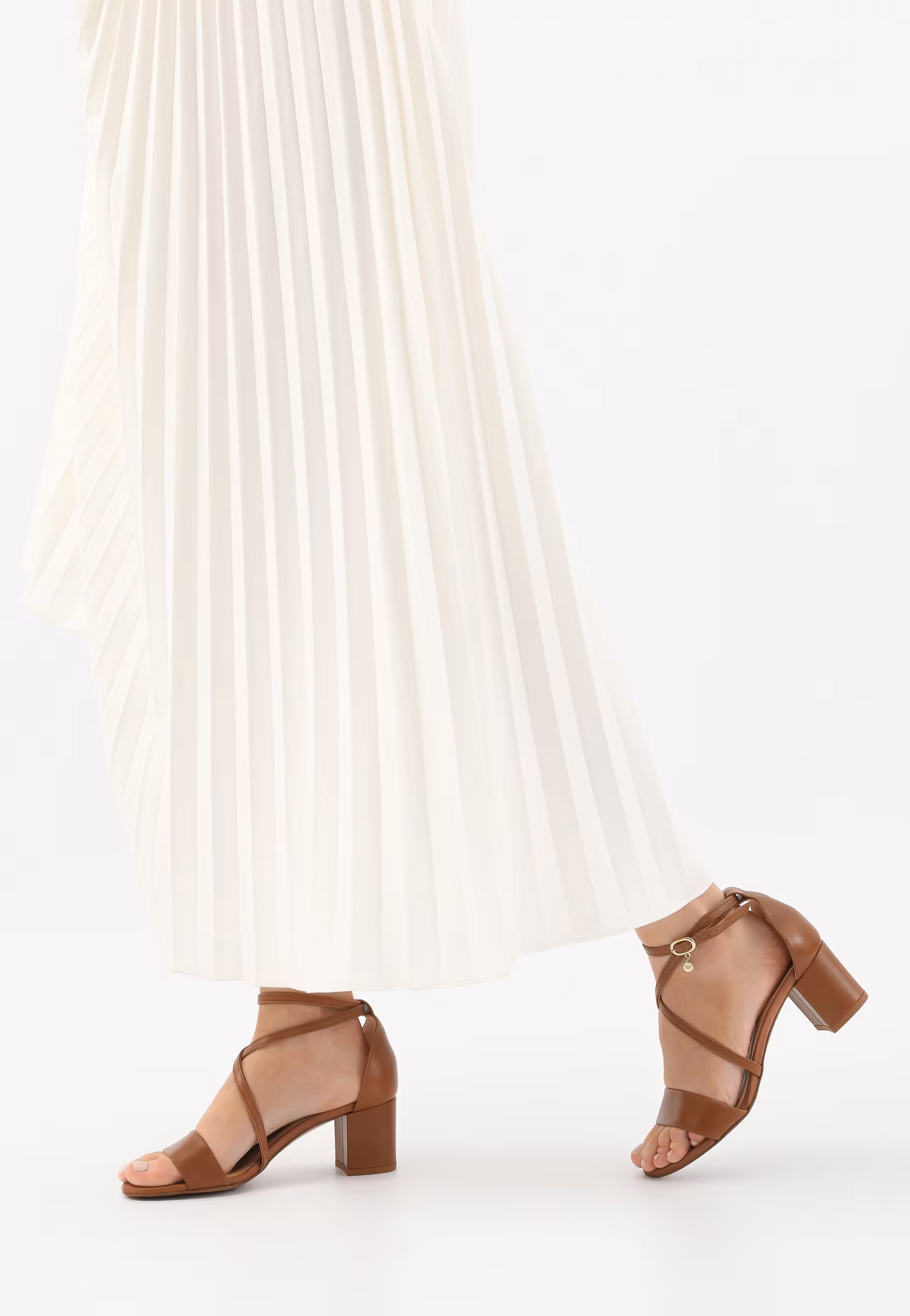 Czarne sandały damskie z krzyżującymi się paskami