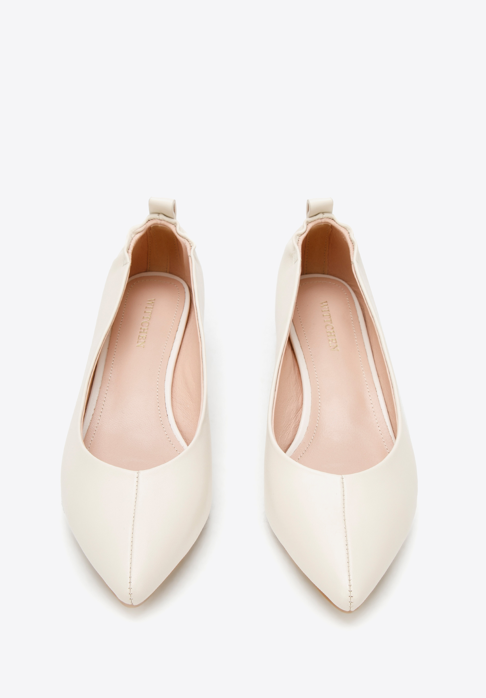 Czółenka skórzane z gumką z tyłu