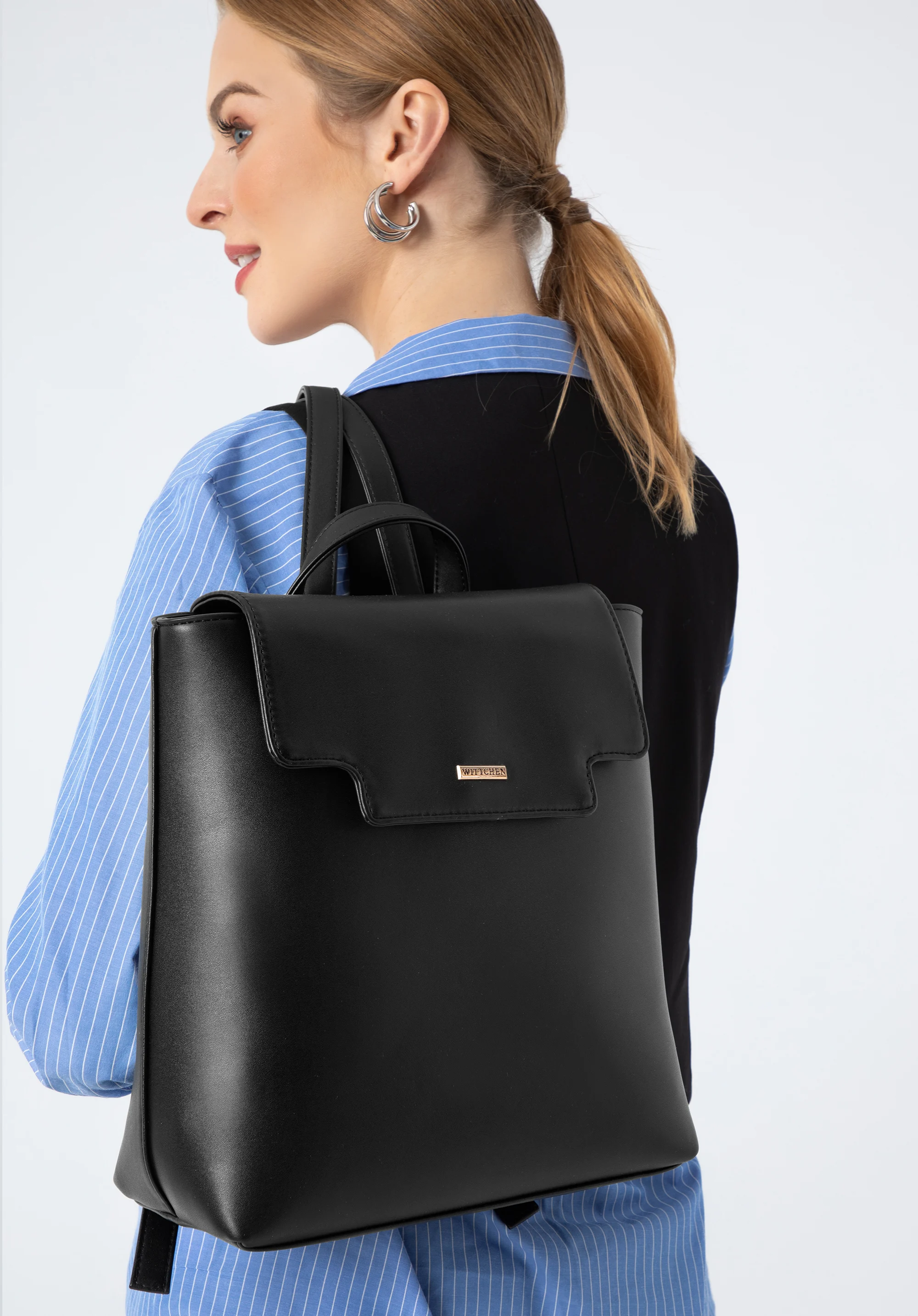 Damski plecak z ekoskóry z wyciętą klapą