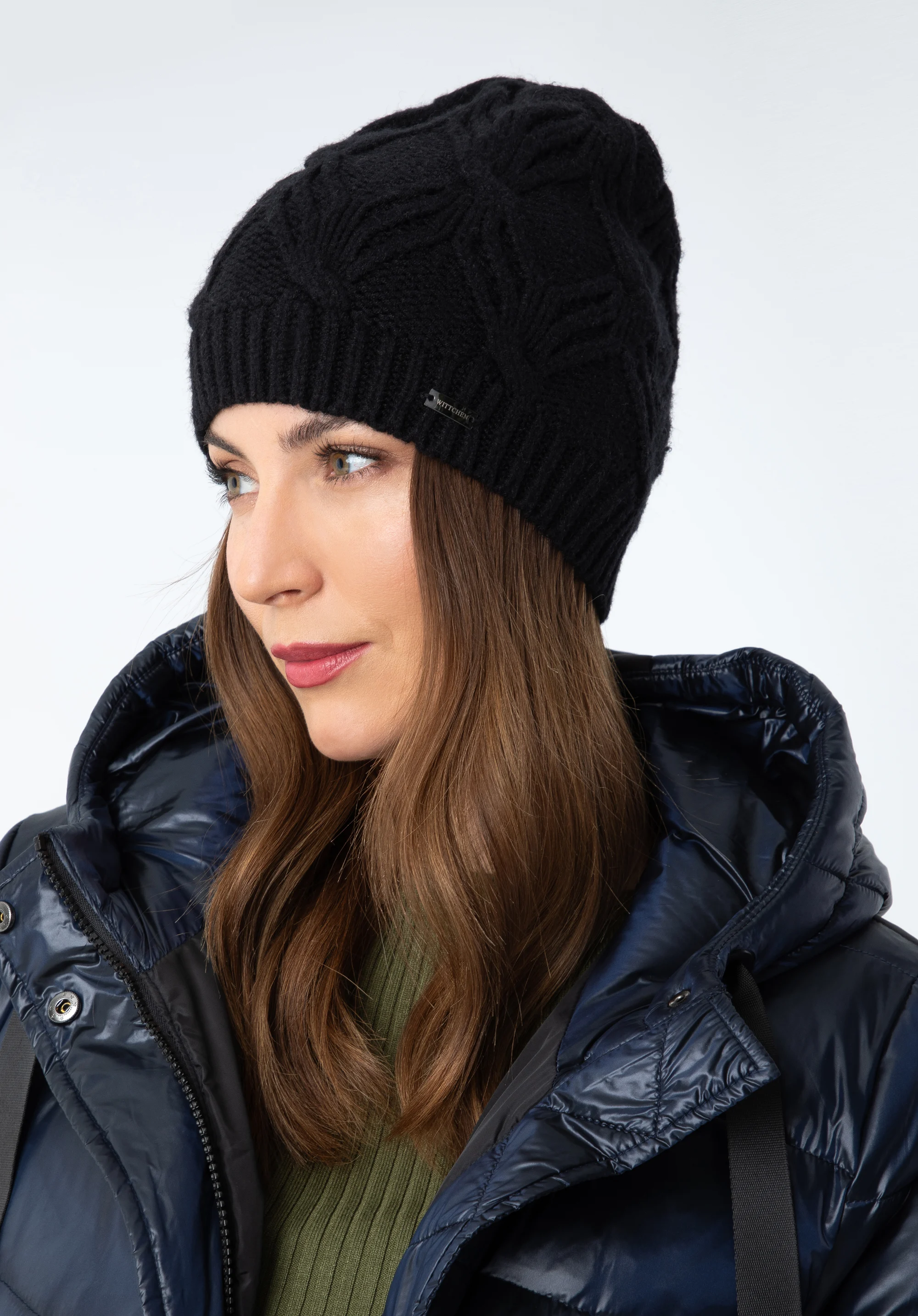 Damska czapka z ozdobnym splotem