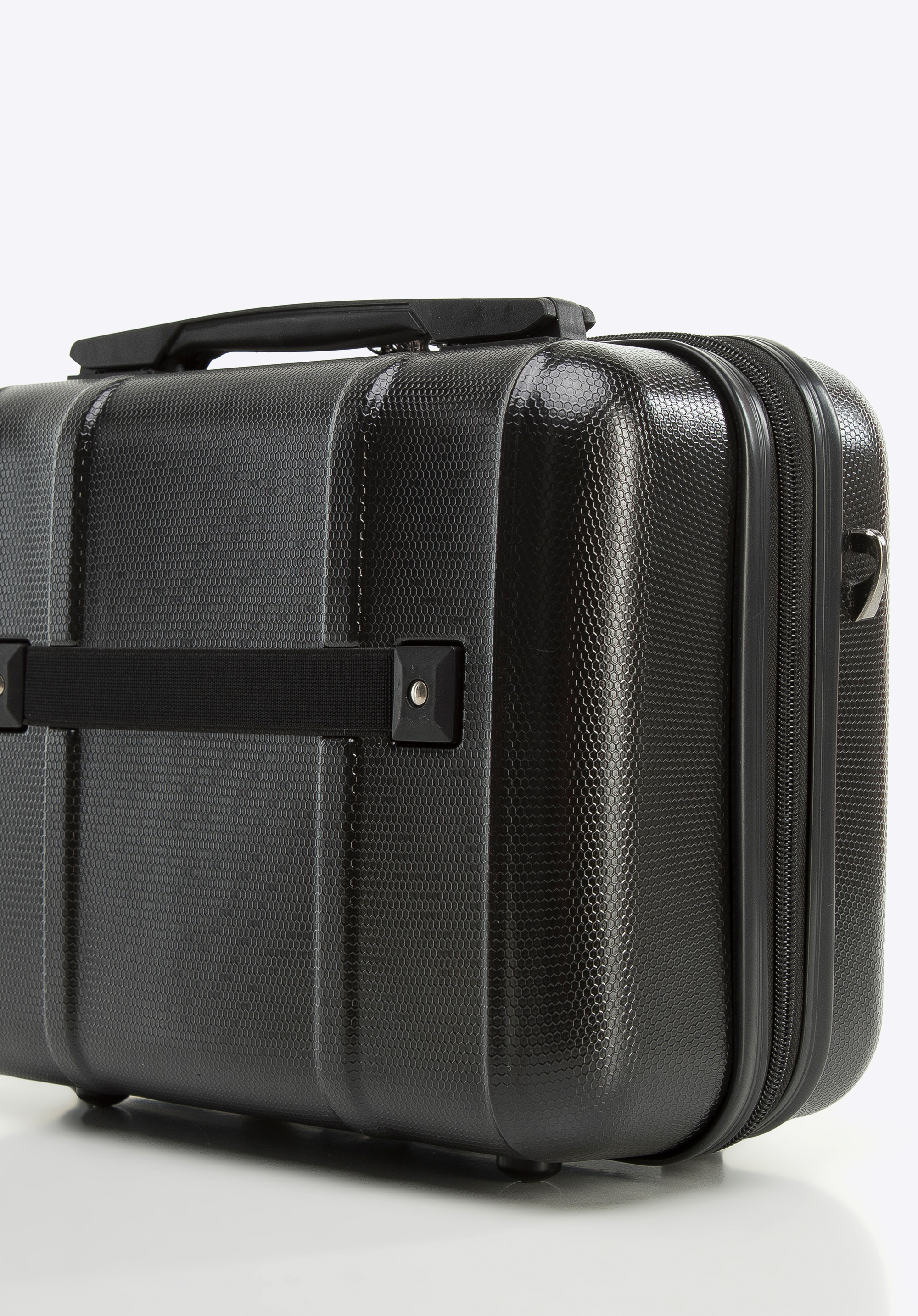 Walizka kabinowa z polikarbonu z pionowymi tłoczeniami