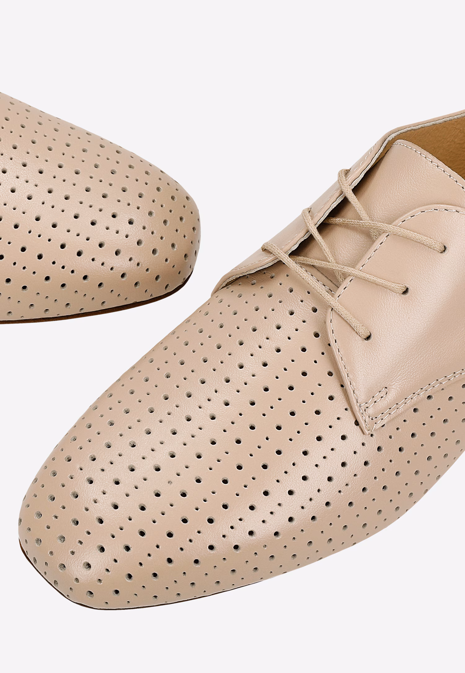 Beżowe półbuty damskie sznurowane ze skóry naturalnej