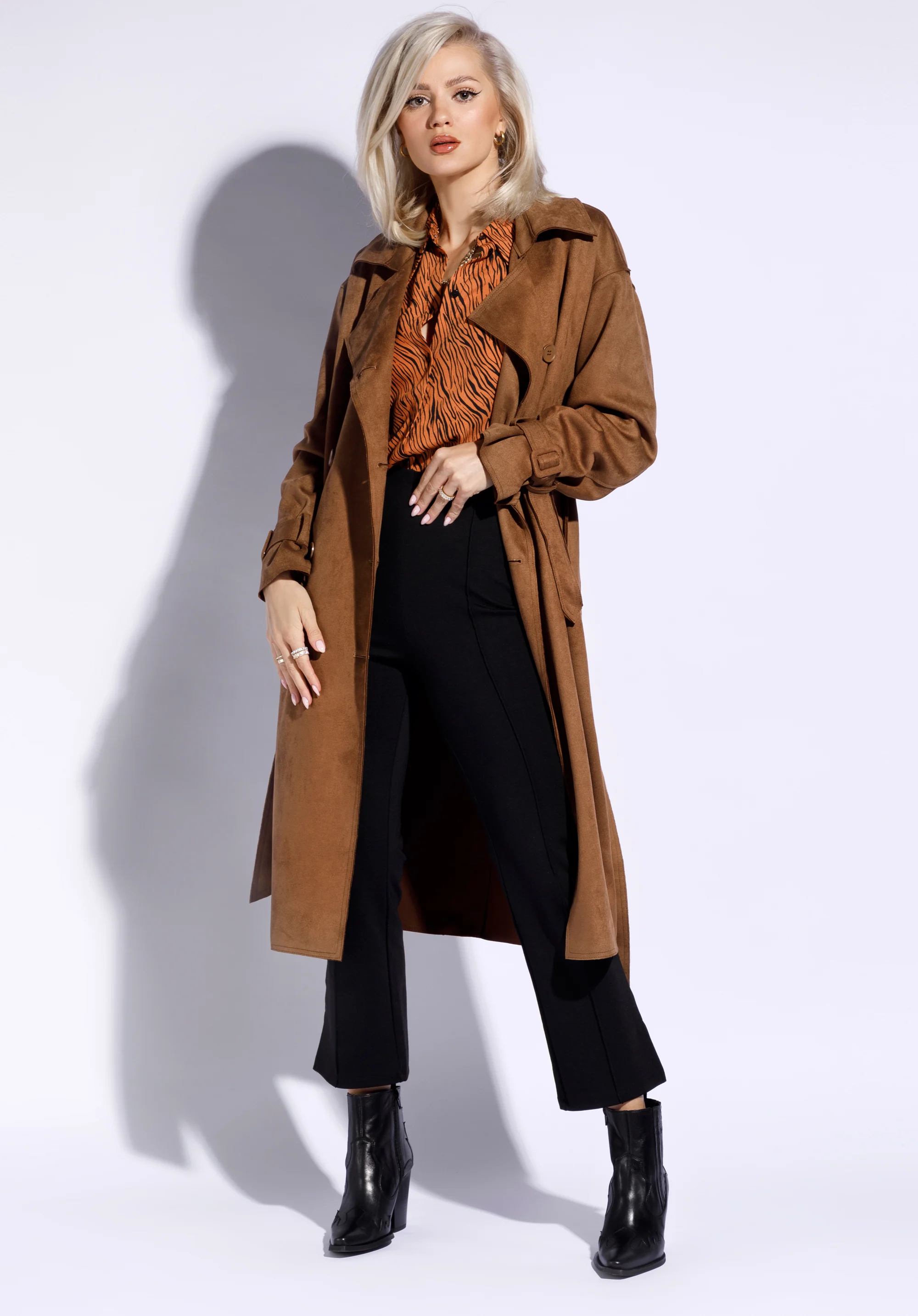 Damski płaszcz dwurzędowy z przeszyciami