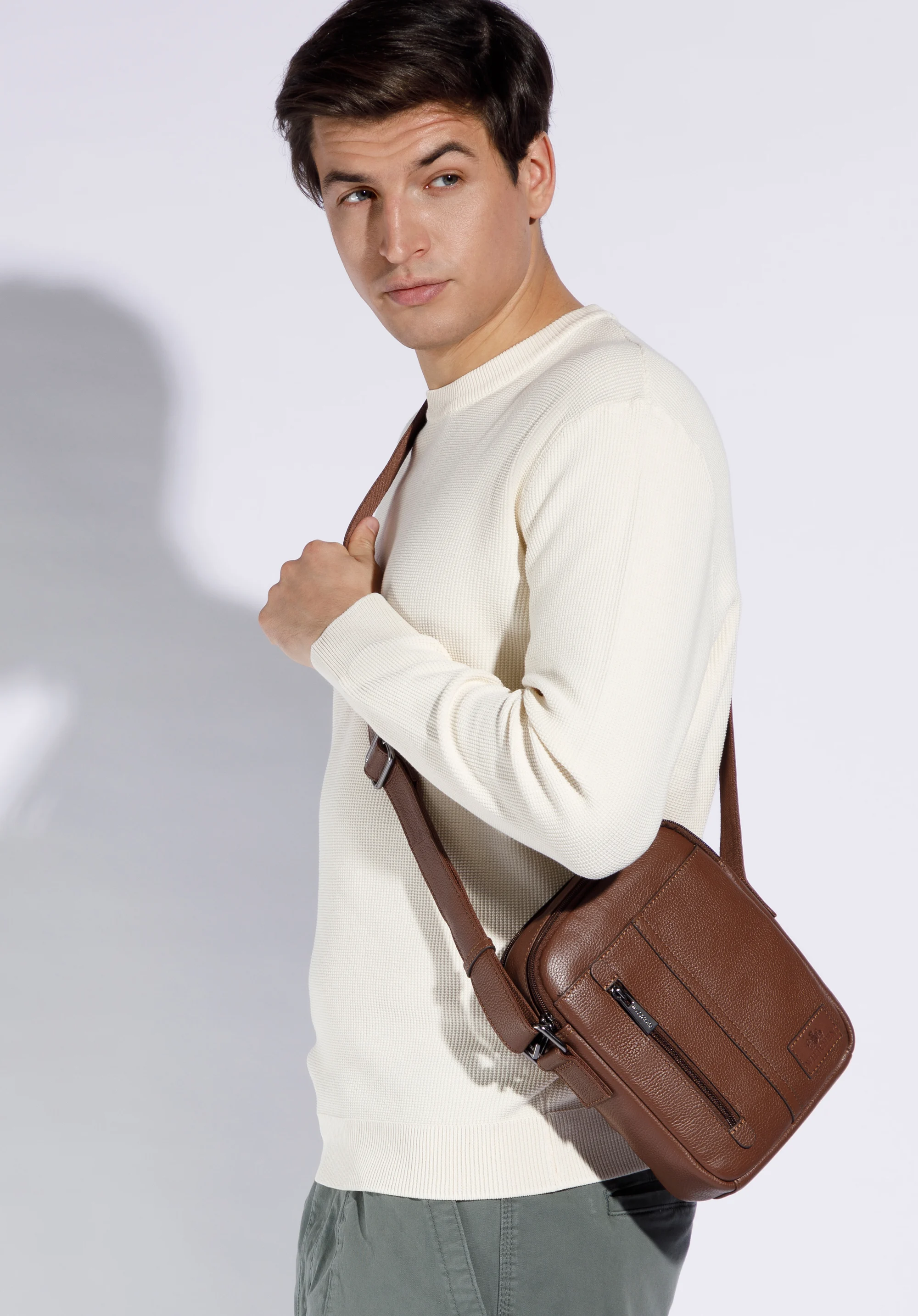 Męska listonoszka skórzana z pionowym paskiem